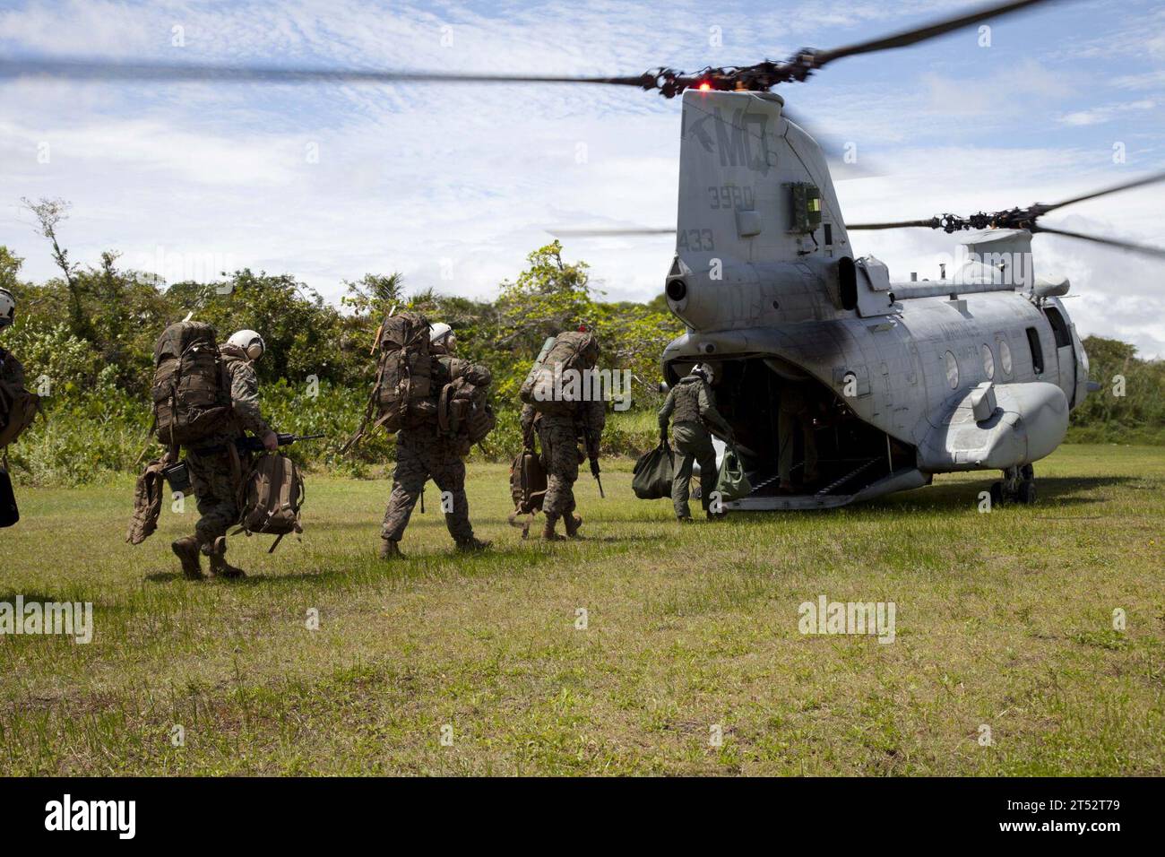 111016ZZ999-003 MATUNTUGO, Colombia (16 ottobre 2011) Un elicottero del corpo dei Marines USA CH-46E Sea Knight imbarca i Marines per il trasporto da Matuntugo Colombia alla nave da sbarco anfibio USS Oak Hill (LSD 51). I Marines assegnati alla Special Purpose Marine Air Ground Task Force (SPMAGTF) sono a Matuntugo a supporto della Amphibious Southern Partnership Station 12, un dispiegamento annuale di squadre di addestramento militare degli Stati Uniti nell'area di responsabilità del Southern Command degli Stati Uniti per condurre scambi di esperti in materia. (Esercito degli Stati Uniti Foto Stock