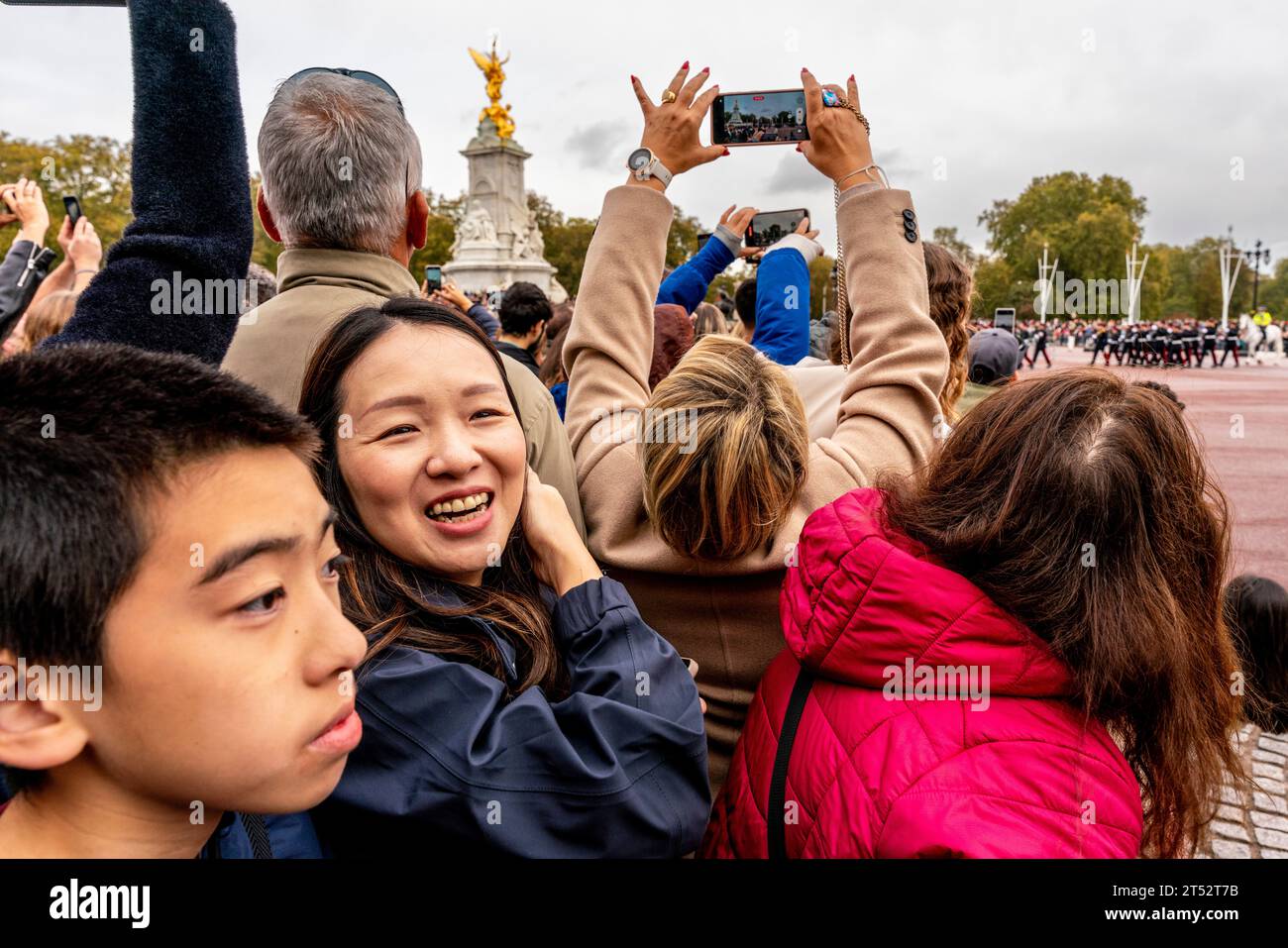 Folle di turisti assistono alla cerimonia del cambio della guardia fuori Buckingham Palace, Londra, Regno Unito Foto Stock