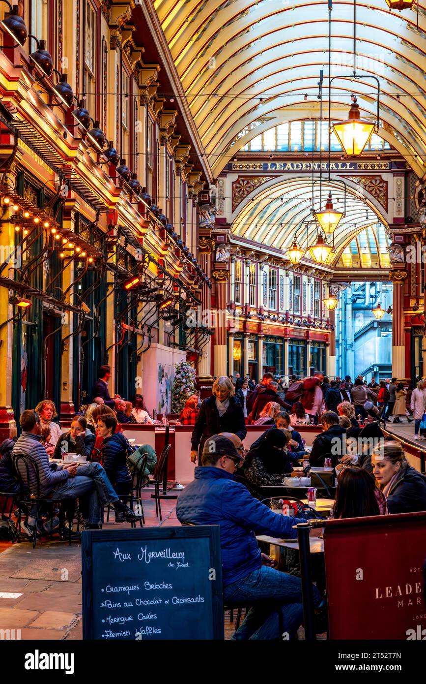 Persone sedute fuori Da Un Cafe' a Leadenhall Market, Londra, Regno Unito Foto Stock