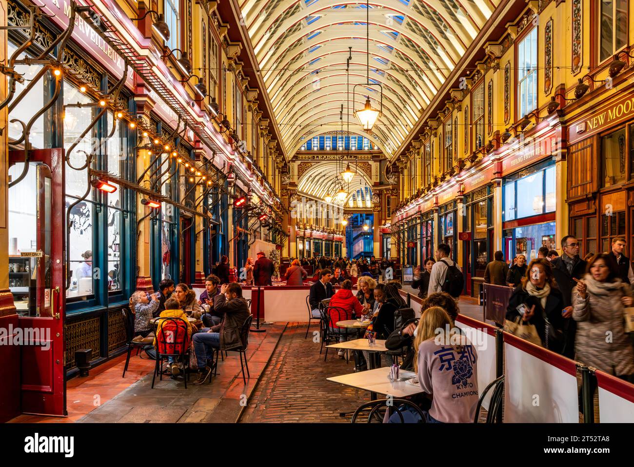 Persone sedute fuori Da Un Cafe' a Leadenhall Market, Londra, Regno Unito Foto Stock