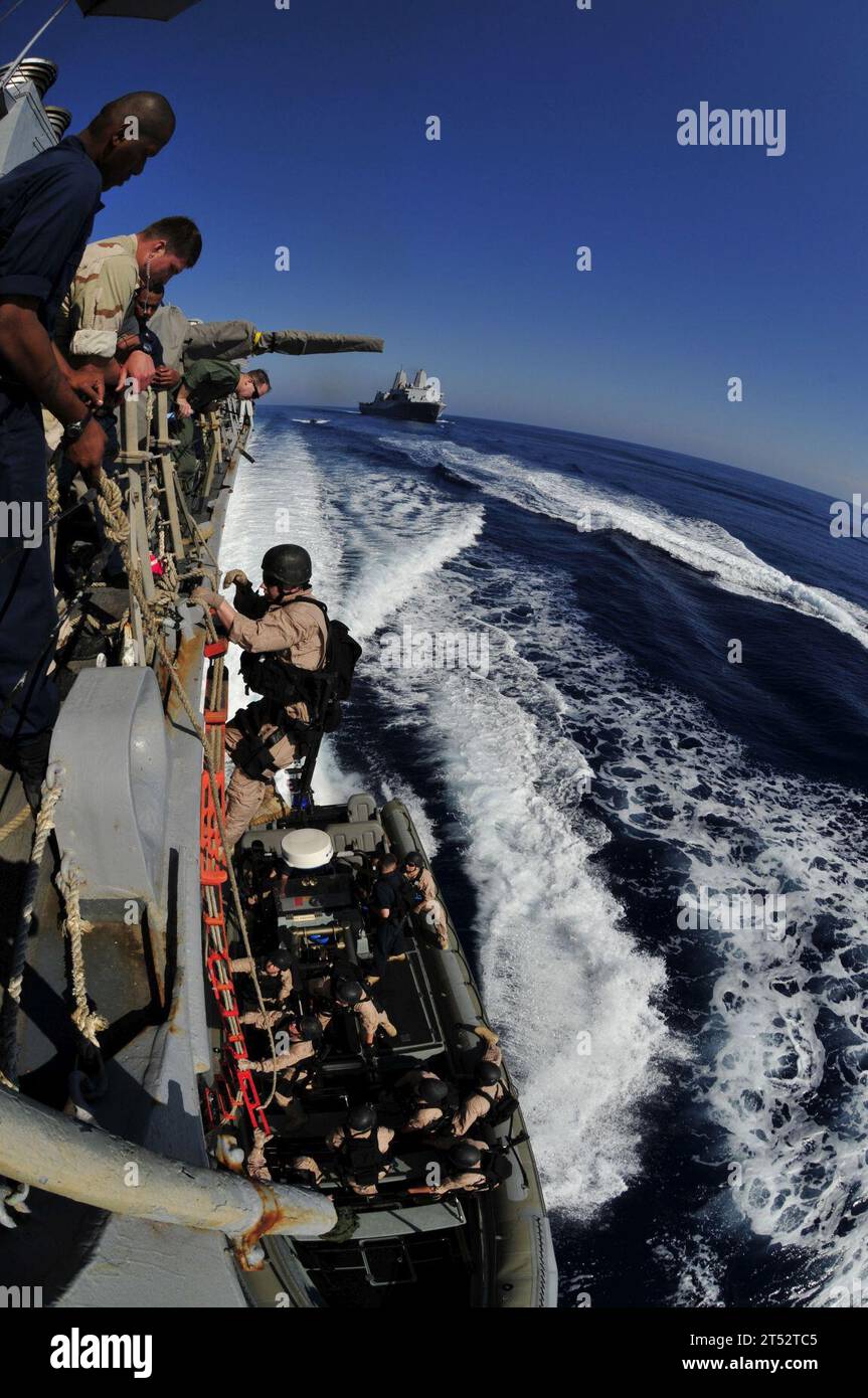 110514XO436-306 MAR MEDITERRANEO (14 maggio 2011) i Marines assegnati alla nave da trasporto anfibio classe San Antonio USS Mesa Verde (LPD 19) sbarcano dal cacciatorpediniere guidato-missile classe Arleigh Burke USS Barry (DDG 52) dopo una visita, un imbarco, un'esercitazione di ricerca e sequestro. Barry è impegnato in un dispiegamento di routine che conduce operazioni di sicurezza marittima e missioni di cooperazione per la sicurezza del teatro nell'area di responsabilità della 6th Fleet degli Stati Uniti. Marina Foto Stock