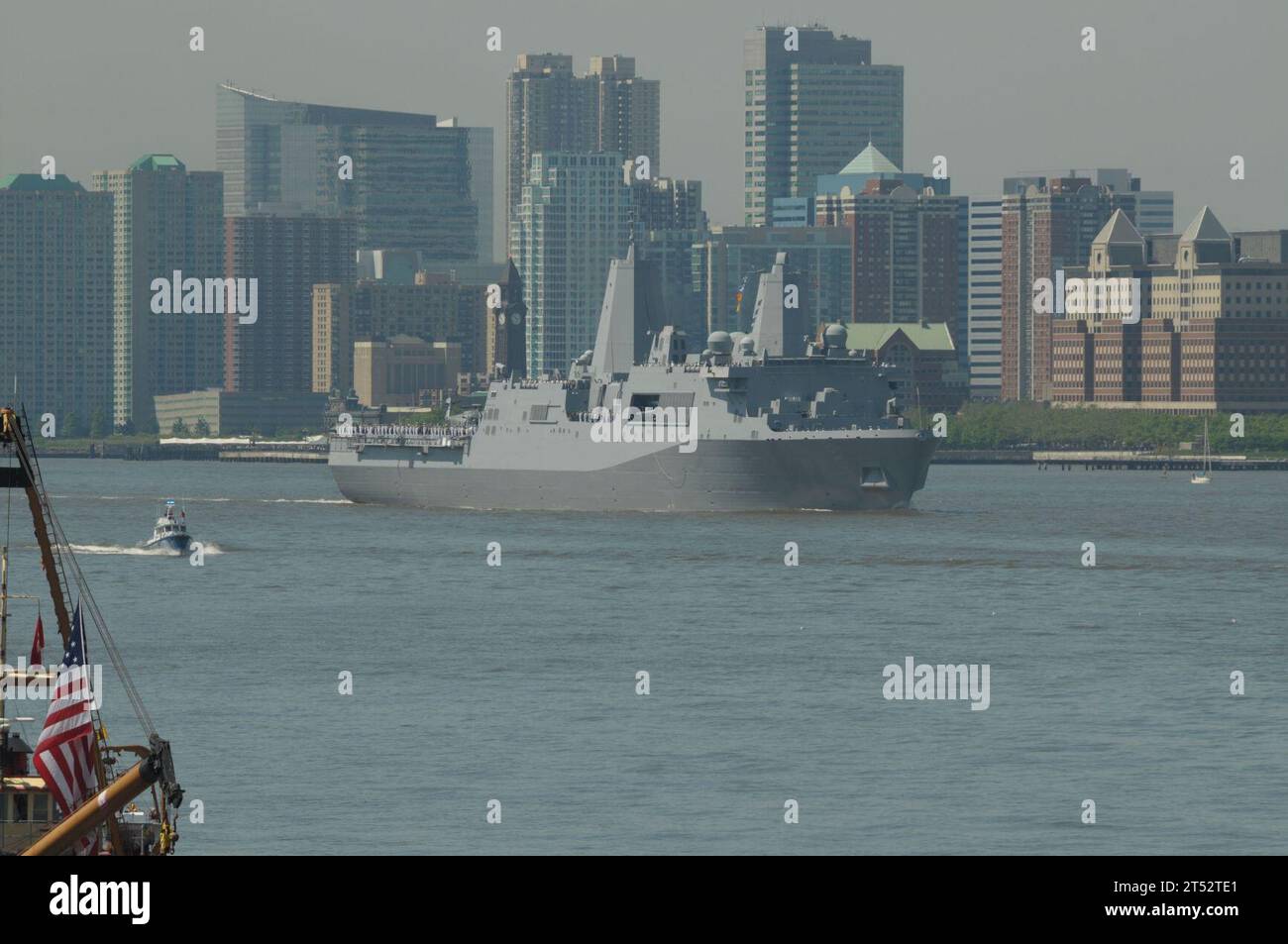 110525PS473-037 NEW YORK (25 maggio 2011) la nave da trasporto anfibio USS New York (LPD 21) transita sul fiume Hudson durante la parata di navi della Fleet Week 2011. New York ha 7,5 tonnellate di acciaio recuperate dalle torri del World Trade Center forgiate nella sua prua e partecipa alla 24a settimana annuale della flotta di New York. Marina Foto Stock