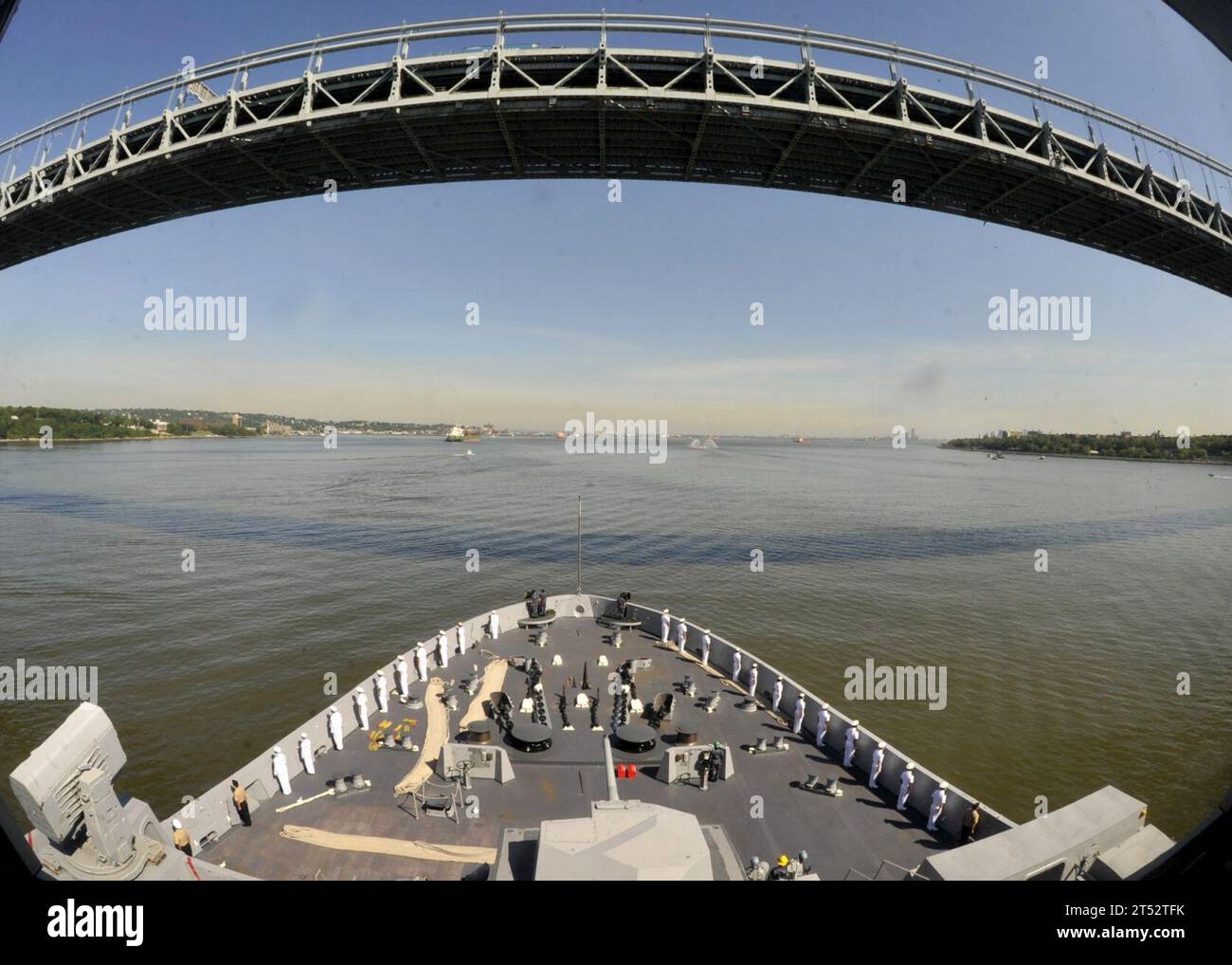 1105252147L-002 NEW YORK (25 maggio 2011) la nave da trasporto anfibio USS New York (LPD 21) si prepara a passare sotto il ponte Verrazano Narrows appena entra nel porto di New York. New York ha 7,5 tonnellate di acciaio recuperate dalle torri del World Trade Center forgiate nella sua prua e partecipa alla 24a settimana annuale della flotta di New York. (US Navy Foto Stock