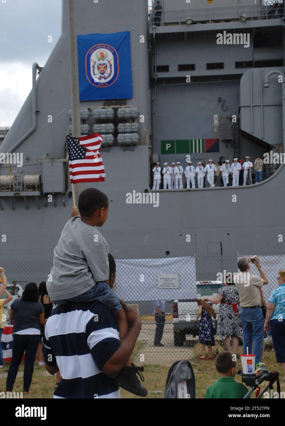 110516YF783-026 VIRGINIA BEACH, VIRGINIA BEACH, VIRGINIA (16 maggio 2011) famiglia e amici guardano mentre la nave da trasporto anfibio USS Carter Hall (LSD 50) torna alla Joint Expeditionary base-Little Creek/ft. Storia dopo aver completato un esteso dispiegamento nelle aree di responsabilità della 5a e 6a flotta degli Stati Uniti come parte del Kearsarge Amphibious Ready Group. Marina Foto Stock