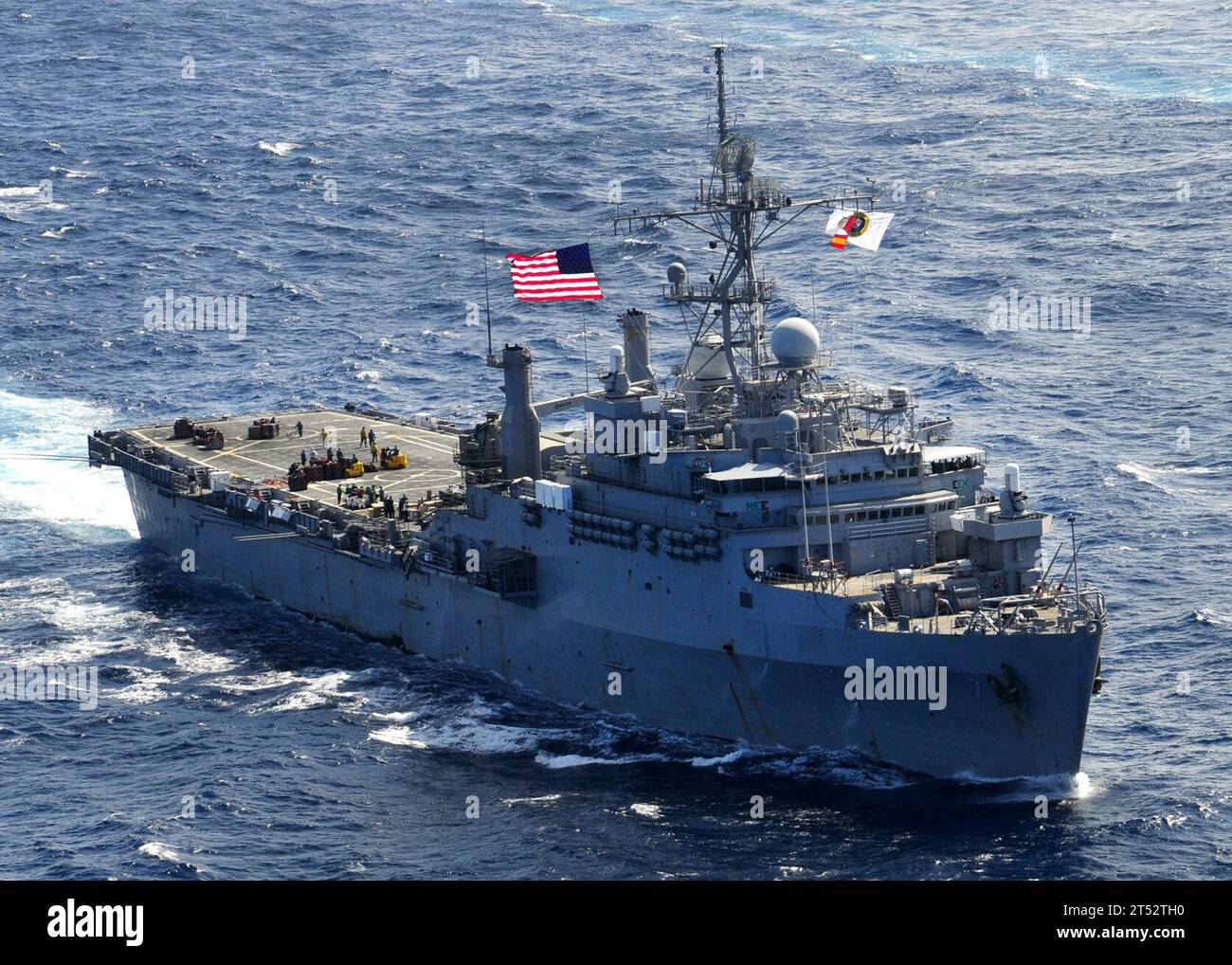 110510BC134-341 OCEANO PACIFICO (10 maggio 2011) la nave da trasporto anfibia USS Cleveland (LPD 7) transita nell'Oceano Pacifico durante la Pacific Partnership 2011. Pacific Partnership è un'iniziativa di assistenza umanitaria di cinque mesi che effettuerà visite portuali a Tonga, Vanuatu, Papua nuova Guinea, Timor Est e negli Stati Federati di Micronesia. Foto Stock