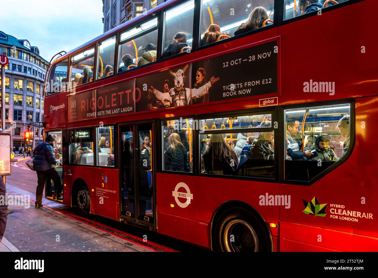 A Passenger Boards A Red London Bus, City of London, London, UK Foto Stock