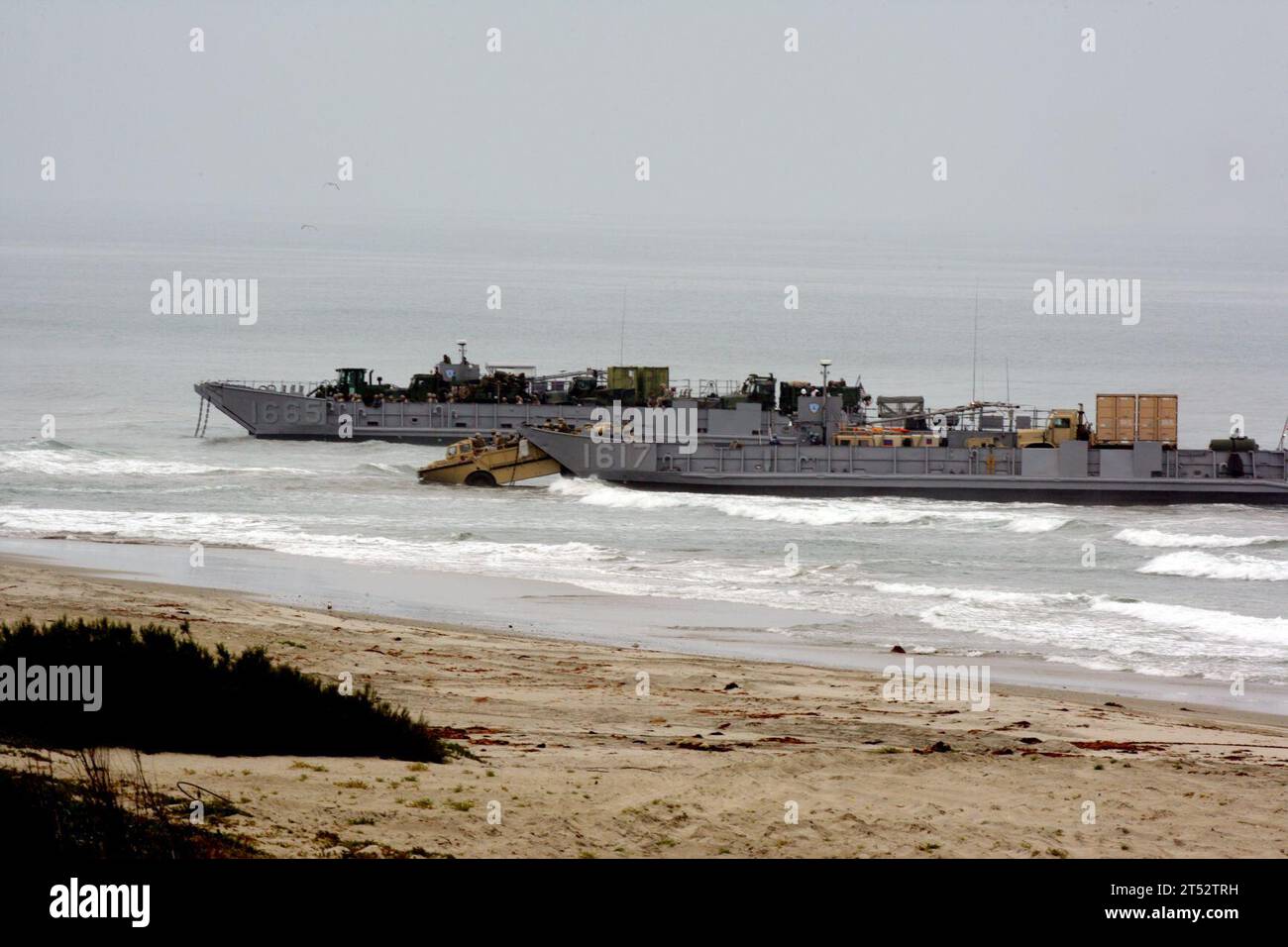 1006035053B-003 CAMP PENDLETON, CALIFORNIA. (3 giugno 2010) Landing Craft Utilities (LCU) scarica veicoli presso la base dei Marine di Camp Pendleton, California, durante Dawn Blitz 10. Dawn Blitz è una serie di operazioni anfibie che coinvolgono marinai e marines per rinvigorire le competenze fondamentali delle operazioni anfibie e migliorare l'interazione tra la Marina e il corpo dei Marines. (Corpo dei Marines degli Stati Uniti Foto Stock