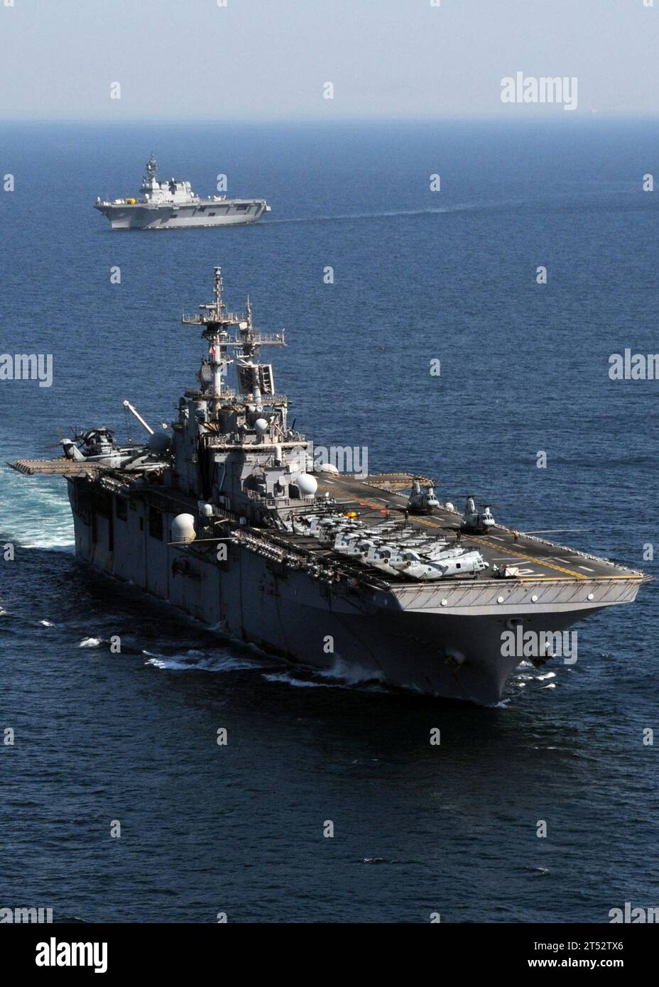 1104060120A-001 OCEANO PACIFICO (6 aprile 2011) la nave d'assalto anfibio schierata in avanti USS Essex (LHD 2) transita in formazione mentre la nave JS Hyuga (DDH 181) della Japan Maritime Self-Defense Force transita sullo sfondo. L'Essex e la 31st Marine Expeditionary Unit (31st MEU) imbarcati operano al largo delle coste di Kesenuma a sostegno dell'operazione Tomodachi. Foto Stock