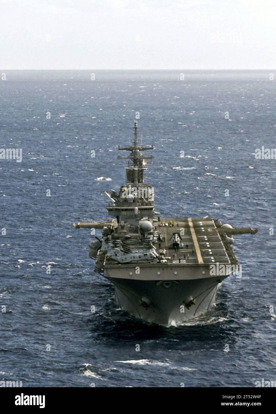 0907109950J-661 CORAL SEA (10 luglio 2009) la nave d'assalto anfibio USS Essex (LHD 2) è in corso durante l'addestramento integrato della forza in preparazione all'esercitazione Talisman Saber 2009. Talismano Saber è un'attività di formazione combinata biennale ospitata dalla Australian Defense Force, progettata per addestrare le forze australiane e statunitensi nella pianificazione e nello svolgimento di operazioni combinate di task force. Foto Stock