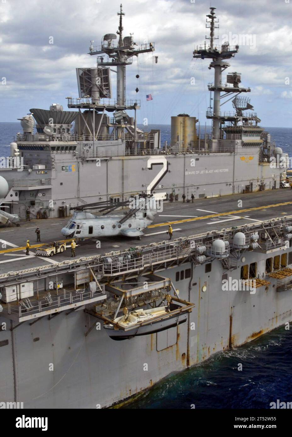 0907109950J-722 CORAL SEA (10 luglio 2009) i marinai assegnati alla nave d'assalto anfibio USS Essex (LHD 2) spostano un elicottero CH-46E Sea Knight sul ponte di volo della nave durante l'addestramento integrato della forza in preparazione all'esercitazione Talisman Saber 2009. Talismano Saber è un'attività di formazione combinata biennale ospitata dalla Australian Defense Force, progettata per addestrare le forze australiane e statunitensi nella pianificazione e nello svolgimento di operazioni combinate di task force. Foto Stock