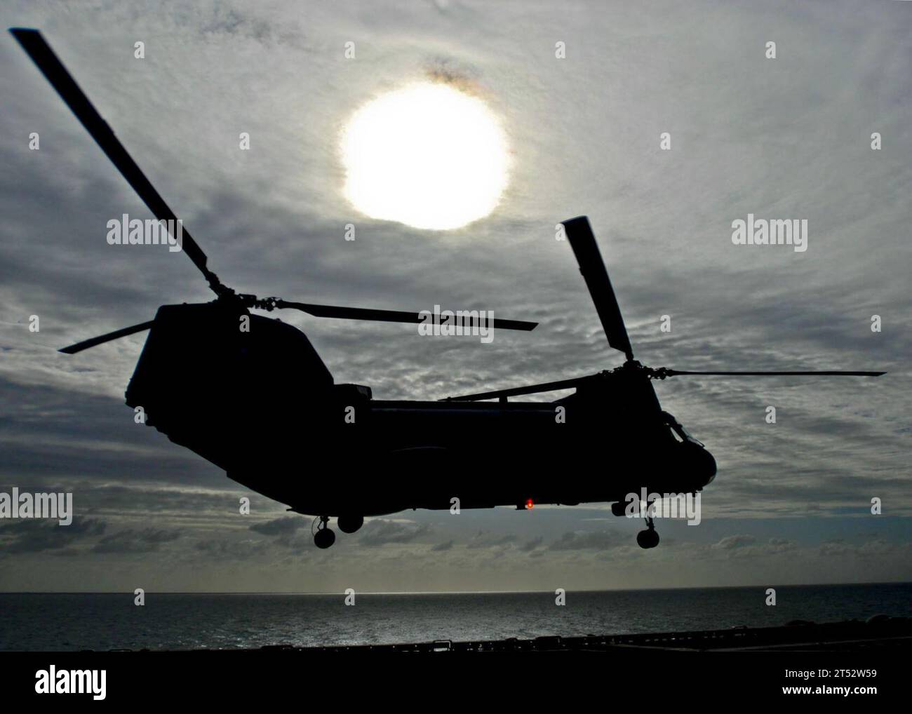 0907099950J-033 CORAL SEA (9 luglio 2009) Un elicottero CH-46E Sea Knight si solleva dal ponte di volo della nave d'assalto anfibio USS Essex (LHD 2). Essex sta conducendo un addestramento integrato della forza in preparazione all'esercitazione Talisman Saber 2009, un'attività di formazione combinata biennale ospitata dalla Australian Defense Force progettata per addestrare le forze australiane e statunitensi nella pianificazione e nello svolgimento di operazioni combinate della task force. Foto Stock