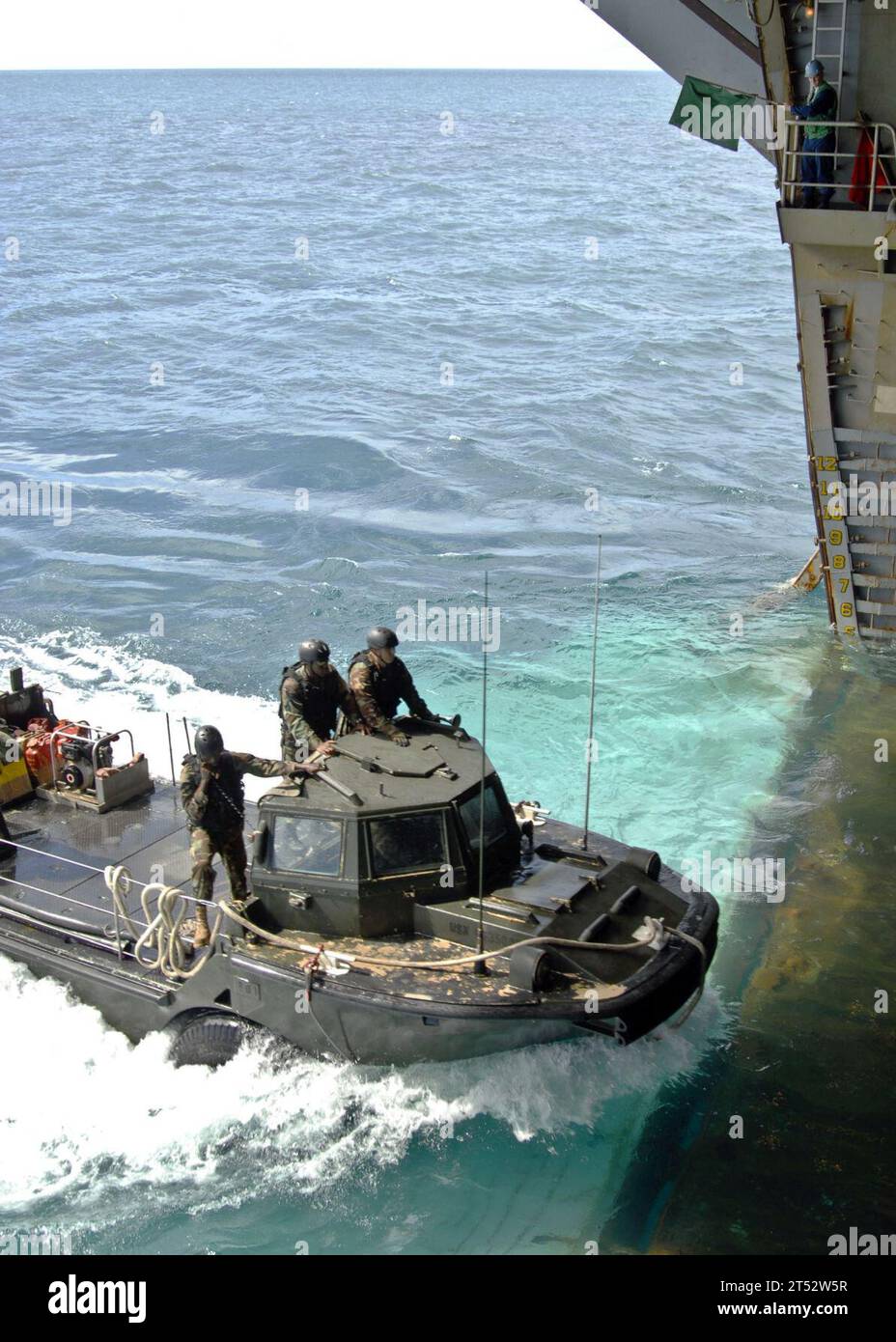0907089950J-006 CORAL SEA (8 luglio 2009) - marinai assegnati all'Assault Craft Unit One (ACU-1), Detachment Western Pacific (WESTPAC), guidano un veicolo anfibio leggero di riapprovvigionamento (LARC) nel ponte della nave d'assalto anfibio USS Essex (LHD 2). Il recupero faceva parte della formazione integrata della forza in preparazione all'esercitazione Talisman Saber 2009. TS09 è un'attività di addestramento combinata biennale progettata per addestrare le forze australiane e statunitensi nella pianificazione e nello svolgimento di operazioni combinate, che contribuirà a migliorare la prontezza di combattimento e l'interoperabilità tra australiani Foto Stock