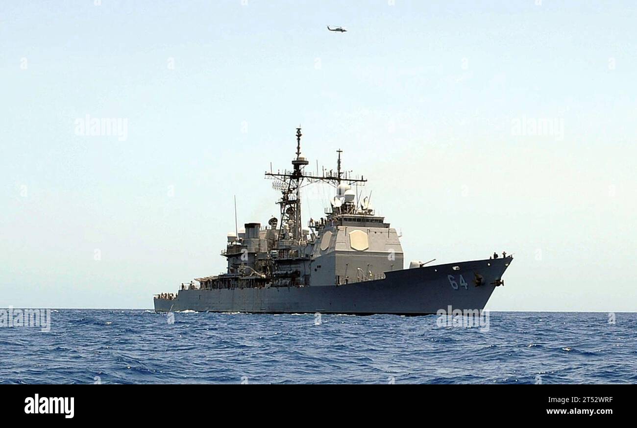 0904176814F-081 GOLFO DI ADEN (17 aprile 2009) un elicottero SH-60B Seahawk vola sopra l'incrociatore missilistico guidato USS Gettysburg (CG 64) nel Golfo di Aden. Gettysburg è schierato come parte della Combined Task Force (CTF) 151, una task force multinazionale che conduce operazioni contro la pirateria per individuare e scoraggiare la pirateria all'interno e intorno al Golfo di Aden, al Mar Arabico, all'Oceano Indiano e al Mar Rosso. Foto Stock