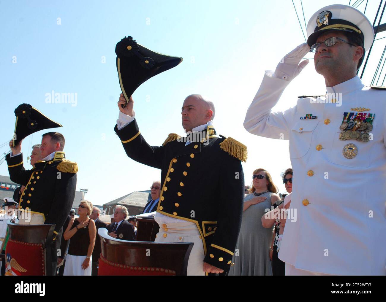 110722 AU127-091 CHARLESTOWN, Massachusetts. (22 luglio 2011) Vice Adm. John Bird, Right, Director of Navy staff, Cmdr. Tim Cooper, il 71° comandante della USS Constitution, e il comandante. Matt Bonner saluta durante la "Star-Spangled Banner" sul ponte superiore di Constitution durante la cerimonia di cambio di comando della nave. Bonner sollevò Cooper dal comando in un giro d'affari che attirò più di 300 ospiti. Foto Stock