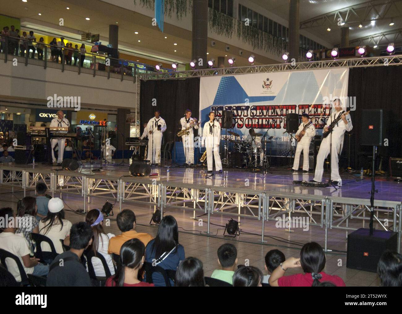 1010166770T-122 ANGELES CITY, Filippine (16 ottobre 2010) la US 7th Fleet Band, Orient Express, si esibisce durante una performance congiunta con la Philippine Navy Band all'Angeles Supermall durante la cooperazione a galla Readiness and Training (KARAT) Filippine. KARAT è una serie di esercizi bilaterali che si tengono annualmente nel sud-est asiatico per rafforzare le relazioni e migliorare la prontezza della forza. Foto Stock