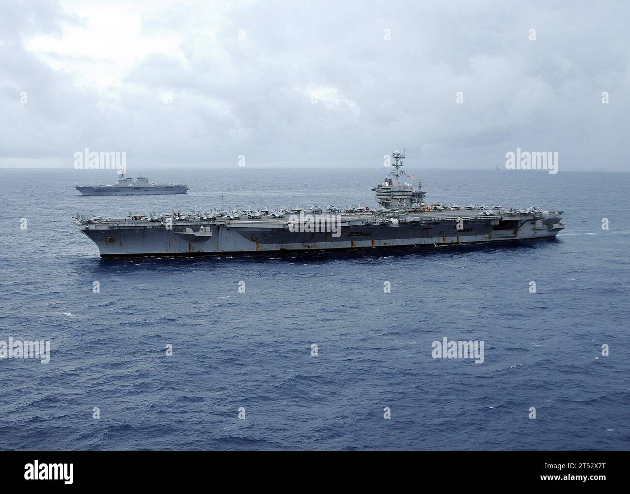 0911176720T-094 OCEANO PACIFICO (17 novembre 2009) la portaerei USS George Washington (CVN 73) e il cacciatorpediniere JS Hyuga (DDH 181) transitano nell'Oceano Pacifico. Le navi della Marina degli Stati Uniti e della forza di autodifesa marittima del Giappone stanno partecipando all'esercitazione annuale (ANNUALEX 21G), un esercizio bilaterale progettato per migliorare le capacità di entrambe le forze navali. Foto Stock