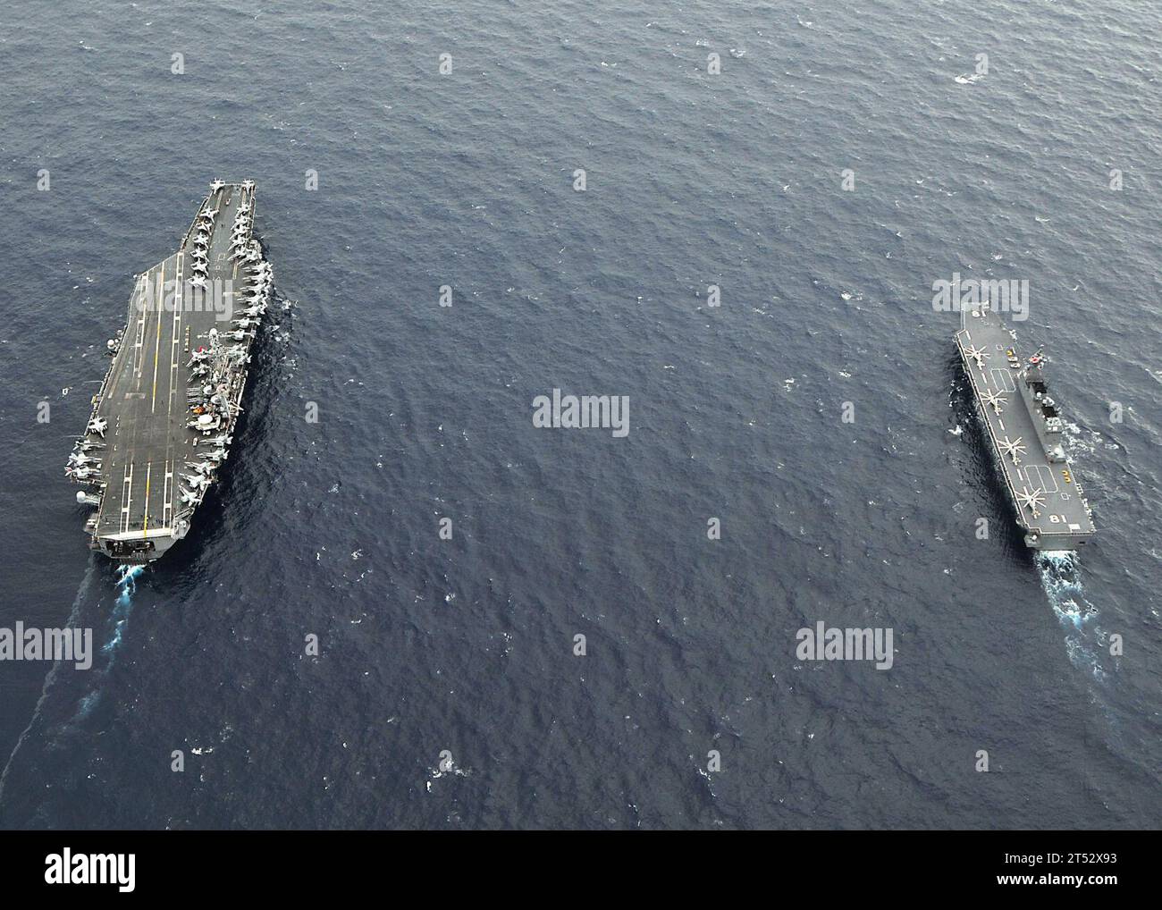 0911176233H-234 OCEANO PACIFICO (17 novembre 2009) la portaerei USS George Washington (CVN 73) e il cacciatorpediniere JS Hyuga (DDH 181) transitano nell'Oceano Pacifico. Le navi della Marina degli Stati Uniti e della forza di autodifesa marittima del Giappone stanno partecipando all'esercitazione annuale (ANNUALEX 21G), un esercizio bilaterale progettato per migliorare le capacità di entrambe le forze navali. Foto Stock