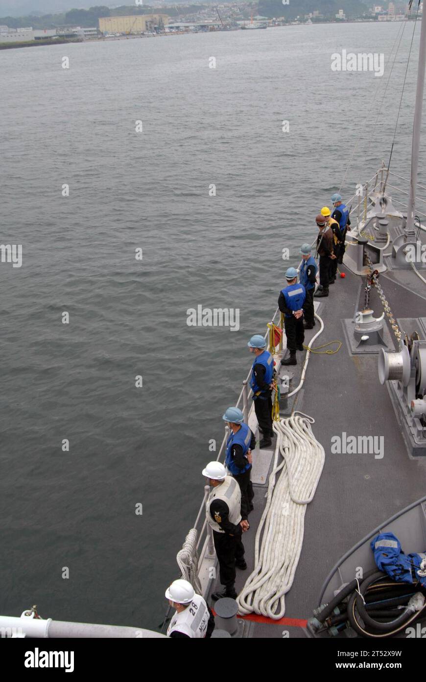 111028JL506-163 KAGOSHIMA, Giappone (28 ottobre 2011) i gestori di linea a bordo della nave contromisure mine USS Patriot man the rail on the forecastle mentre si trascinano a Kagoshima, Giappone. Patriot e USS Guardian si stanno preparando per le operazioni di contromisura contro le mine durante l'esercizio annuale 2011. (Marina degli Stati Uniti Foto Stock