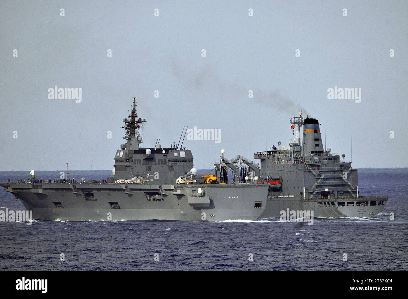 111031BT947-011 OCEANO PACIFICO (31 ottobre 2011) il cacciatorpediniere JDS Hyuga (DDH 181), a sinistra, effettua un rifornimento in mare con l'oliatore di rifornimento della flotta del Military Sealift Command USNS Walter S. Diehl (T-AO 193) durante l'esercizio annuale 2011. L'esercitazione annuale è un esercizio bilaterale destinato ad aumentare il coordinamento e l'interoperabilità tra la forza di autodifesa marittima giapponese e la marina statunitense. Foto Stock