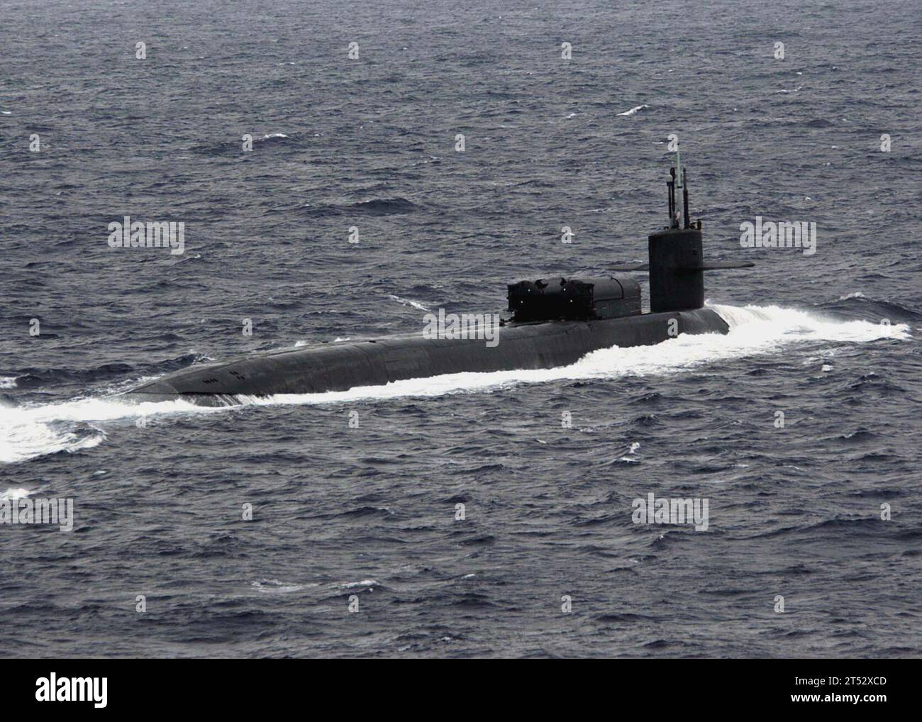 0811196984M-125 OCEANO PACIFICO (19 novembre 2008) il sottomarino missilistico guidato USS Ohio (SSGN 726) partecipa a un esercizio fotografico al culmine di ANNUALEX 2008. ANNUALEX è un'esercitazione bilaterale tra la Marina degli Stati Uniti e la forza di autodifesa marittima giapponese. Foto Stock