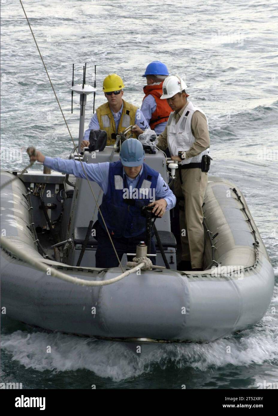 0612225330L-074 Golfo Persico (22 dicembre 2006) - marinai assegnati all'incrociatore missilistico guidato USS Anzio (CG 68) pattuglia a bordo di un gommone a scafo rigido mentre Anzio si getta nel porto degli Emirati Arabi Uniti. Anzio è attualmente schierato con lo USS Dwight D. Eisenhower (CVN 69) e ha imbarcato il Carrier Air Wing Seven (CVW-7) in uno schieramento regolarmente programmato a sostegno delle operazioni di sicurezza marittima. Marina degli Stati Uniti Foto Stock