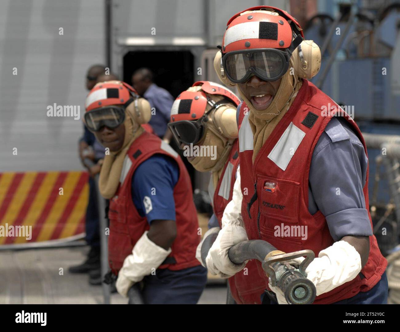 110407HI707-014 LAGOS, Nigeria (7 aprile 2011) Una squadra di vigili del fuoco nigeriana avanza durante un'esercitazione di controllo dei danni a bordo della fregata missilistica guidata USS Robert G. Bradley (FFG 49) come parte dell'Africa Partnership Station (APS) West. APS è un'iniziativa internazionale di cooperazione in materia di sicurezza volta a rafforzare i partenariati marittimi globali attraverso attività di formazione e collaborazione volte a migliorare la sicurezza e la sicurezza marittima in Africa. Foto Stock