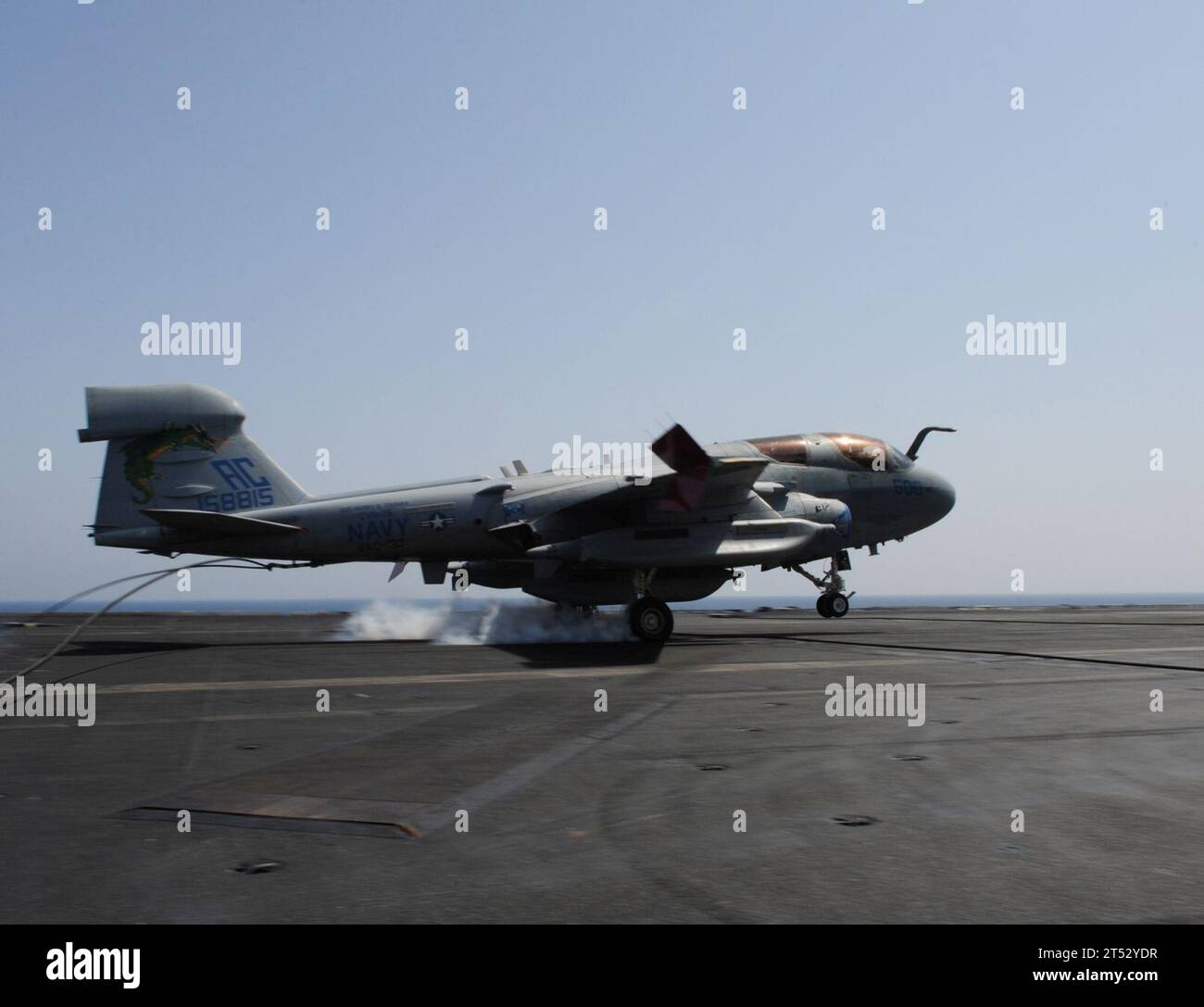 1010056427M-150 MAR ARABICO (5 ottobre 2010) un EA-6B Prowler assegnato agli zappers dell'Electronic Attack Squadron (VAQ) 130, cattura un filo d'arresto durante il ciclo di recupero mattutino a bordo della portaerei USS Harry S. Truman (CVN 75). VAQ-130 è schierato come parte dell'Harry S. Truman Carrier Strike Group a sostegno delle operazioni di sicurezza marittima e degli sforzi di cooperazione per la sicurezza del teatro nell'area di responsabilità della 5th Fleet. Foto Stock