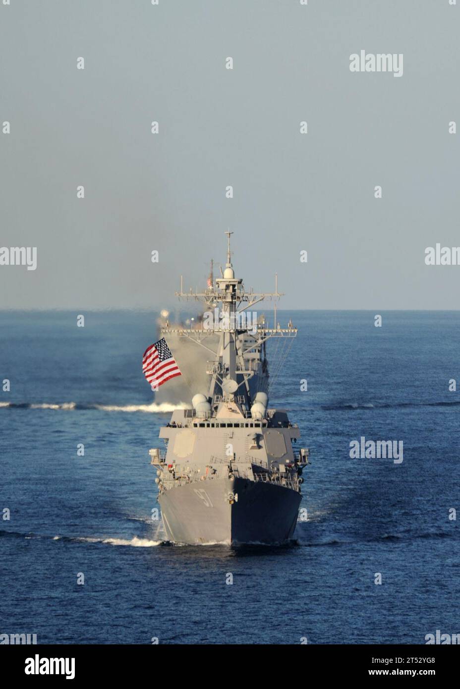 1012101261P-021 MAR ARABICO (10 dicembre 2010) il cacciatorpediniere guidato-missile USS Halsey (DDG 97) prende il comando in formazione per l'Abraham Lincoln Carrier Strike Group e la portaerei della marina francese Charles De Gaulle (R 91) Strike Group. Halsey fa parte dell'Abraham Lincoln Carrier Strike Group, che è schierato nell'area di responsabilità della 5th Fleet degli Stati Uniti, sostenendo le operazioni di sicurezza marittima e gli sforzi di cooperazione per la sicurezza del teatro nella regione. Foto Stock