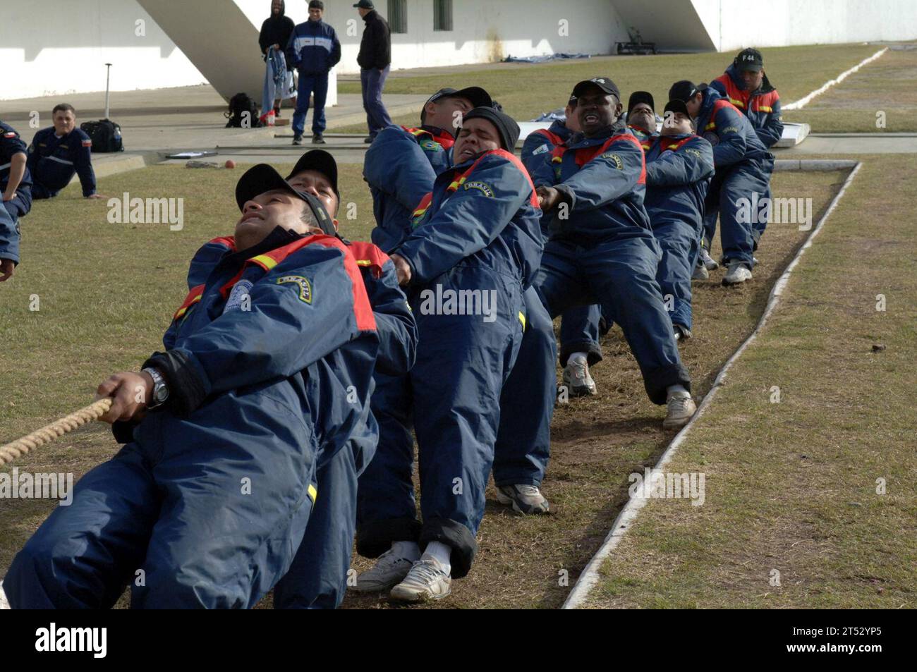 0705128861F-004 PUERTO BELGRANO, Argentina (12 maggio 2007) - i marinai brasiliani tirano la linea in una gara Tug-of-War. I marinai sono impegnati in varie attività durante la giornata che culmina la fine della fase atlantica UNITAS. Mentre l'obiettivo generale è quello di sviluppare e testare il comando e il controllo delle forze in mare, l'addestramento in questo esercizio riguarderà lo spettro delle operazioni marittime. Le marine provenienti da Argentina, Brasile, Cile, Spagna e Stati Uniti partecipano all'UNITAS Atlantic 48-2007 al largo delle coste argentine. UNITAS è un exe annuale combinato sponsorizzato dal Sud America e dagli Stati Uniti Foto Stock