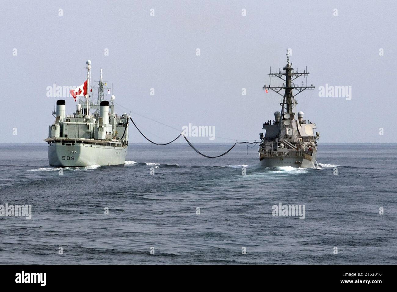 0905269123L-094 OCEANO PACIFICO (26 maggio 2009) l'oliatore di rifornimento della marina canadese HMCS Protecteur (AOR 509) effettua un rifornimento in corso con il cacciatorpediniere missilistico guidato USS Fitzgerald (DDG 62). Fitzgerald è uno dei sette cacciatorpediniere della classe Arleigh Burke assegnati al Destroyer Squadron (DESRON) 15, ed è permanentemente in avanti schierato a Yokosuka, in Giappone. Foto Stock