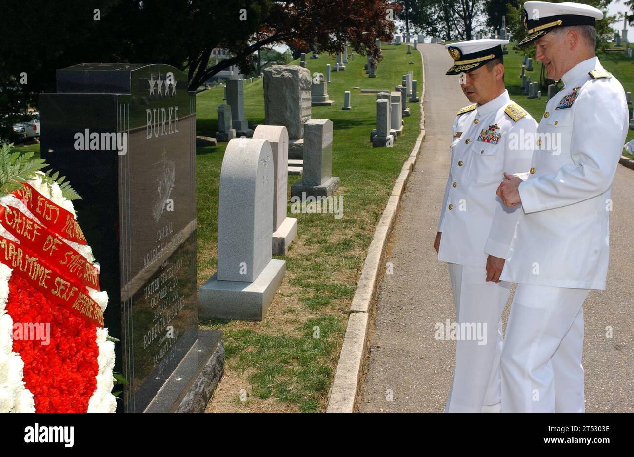 0705161134L-005 ANNAPOLIS, Md (16 maggio 2007) Р Capo delle operazioni navali della forza di autodifesa marittima giapponese Eiji Yoshikawa, Left, and Rear Adm. James D. Kelly, comandante delle forze navali statunitensi, Giappone, rende i loro omaggi all'ex Capo delle operazioni navali Adm. Arleigh Burke presso il Cimitero dell'Accademia Navale degli Stati Uniti. Yoshikawa visitò l'Accademia Navale durante una visita sponsorizzata dal Capo delle operazioni navali a Washington, D.C. la cerimonia di posa delle corone rese omaggio a Burke, che contribuì a fondare la forza di autodifesa marittima giapponese dopo la seconda guerra mondiale Burke si è laureato alla U.S. Naval Academy Foto Stock