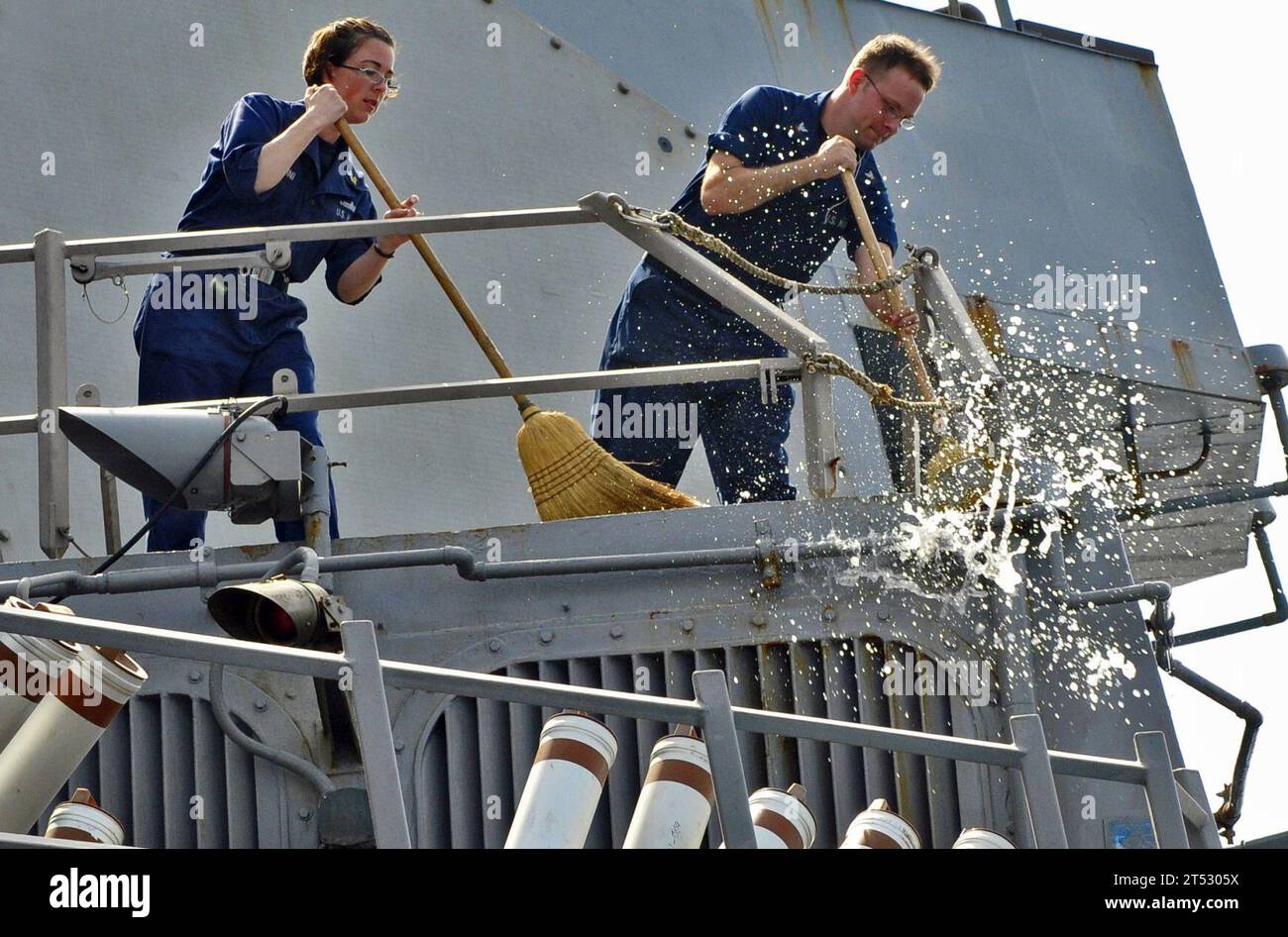 Classe Arleigh Burke, biologica o radialogica, CBR, chimica, contaminazione, sistema sprinkler di lavaggio contromisura, Guided-Missile Destroyer, Gulf of Aden, Navy, U.S. 5TH Fleet, USS Barry (DDG 52) Foto Stock