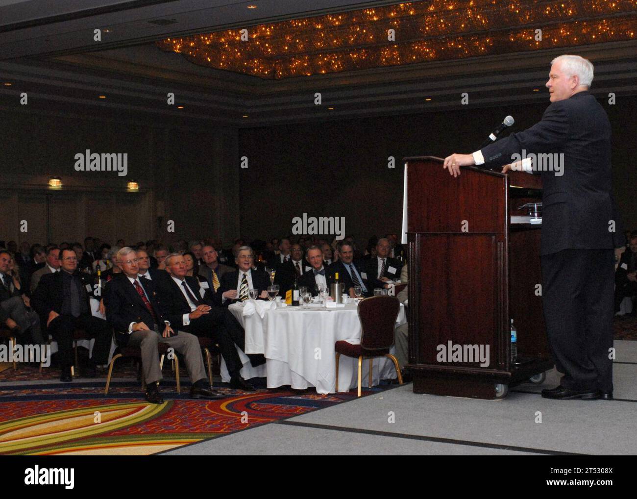 0707182855B-003 ARLINGTON, Virginia (18 luglio 2007) - il Segretario della difesa (SECDEF) Robert M. Gates tiene un discorso durante la cena annuale inaugurale della Marine Corps Association al Crystal Gateway Marriott. Marina degli Stati Uniti Foto Stock