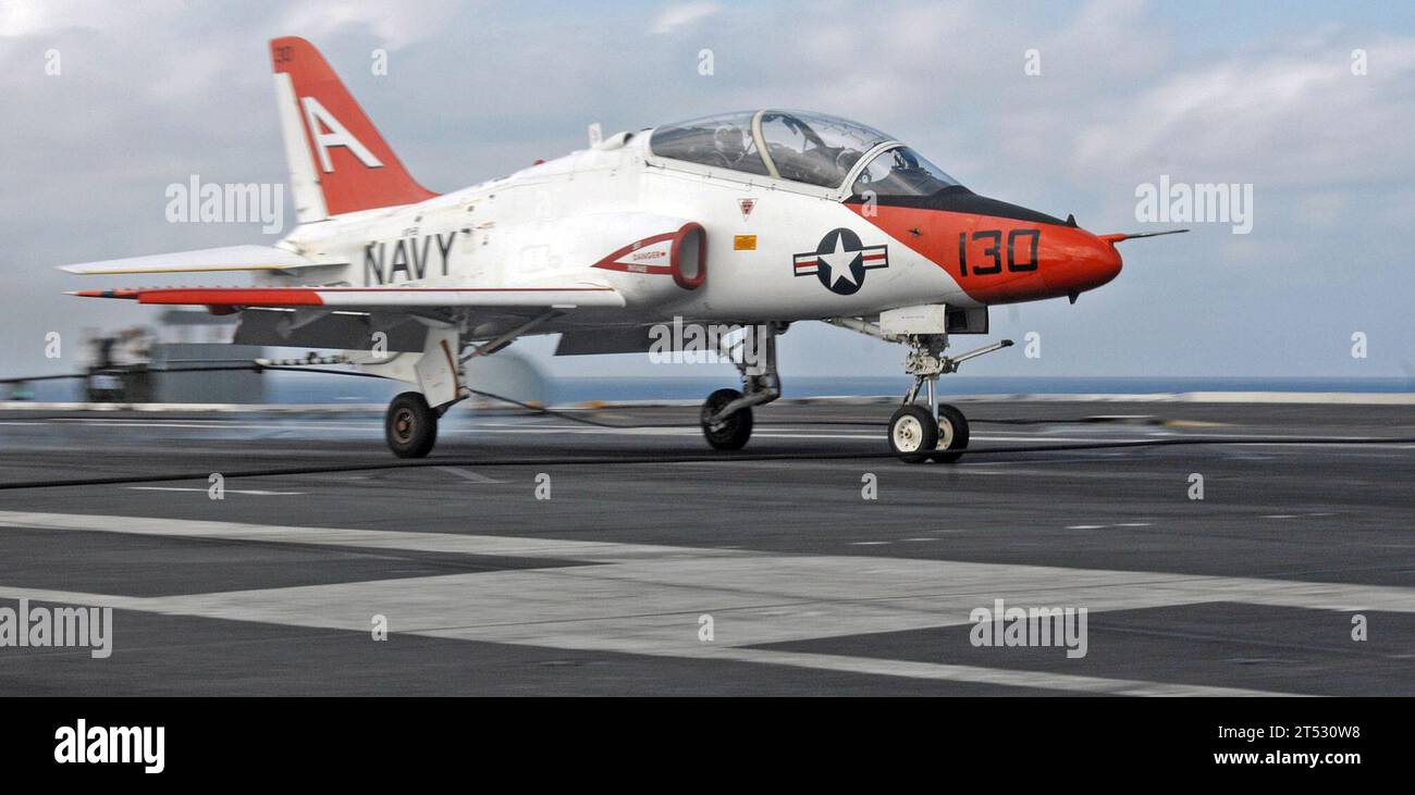 0702018923M-033 Oceano Atlantico (1 febbraio 2007) - Un aereo da addestramento T-45 Goshawk completa un recupero arrestato durante le operazioni di volo a bordo della portaerei USS Harry S. Truman (CVN 75). Truman è attualmente in corso per la certificazione della cabina di pilotaggio nell'Oceano Atlantico. Marina degli Stati Uniti Foto Stock