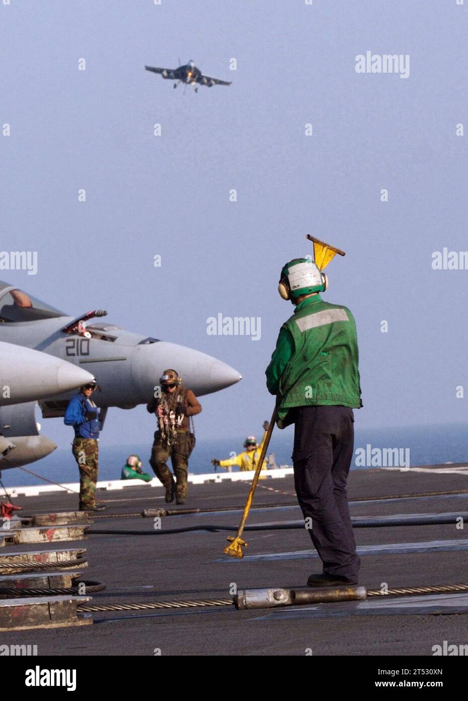 0611073910W-038 Mar Arabico (7 novembre 2006) - Un marinaio a bordo della USS Dwight D. Eisenhower (CVN 69) assicura che il filo d'arresto numero due si ritragga completamente per un F/A-18F Super Hornet in arrivo assegnato allo Strike Fighter Squadron One Zero Three (VFA-103). Eisenhower sta conducendo operazioni a sostegno della guerra globale contro il terrorismo e le operazioni di sicurezza marittima. Marina degli Stati Uniti Foto Stock