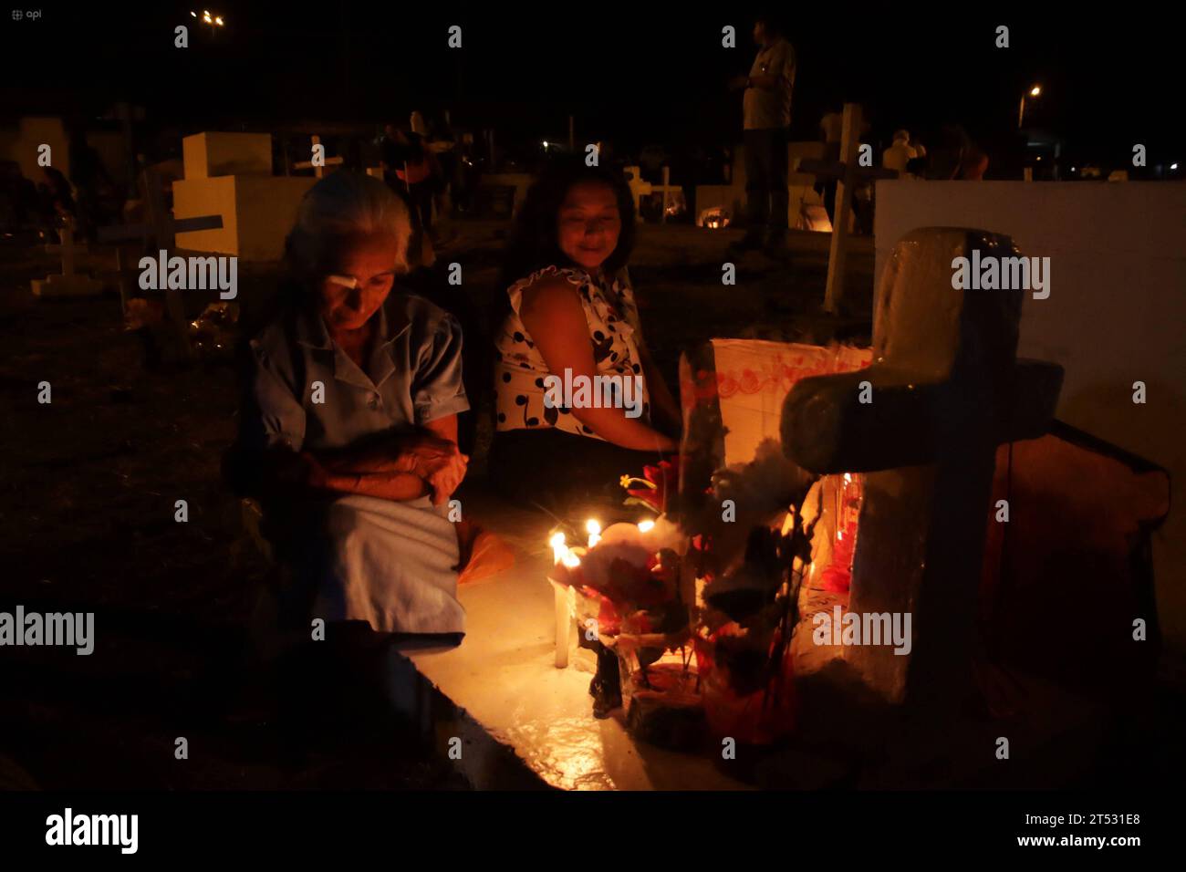 GYE-DIFUNTOS-VISITA NOCTURNA Sancan, Manabi, jueves 02 de noviembre de 2023 Como es costumbre familiares realizan la visita nocturna a sus difuntos en el cementerio de la comuna de Sancan, Manabi. Foto: CÃ sar Munoz/API Sancan Manabi Ecuador SOI-GYE-DIFUNTOS-VISITANOCTURNA-f89bcad68e993cb24b30f16d9dab21c0 ** GYE DIFUNTS VISITA NOTTURNA Sancan, Manabi, giovedì 02 novembre 2023 come è consuetudine, i familiari fanno una visita notturna ai loro defunti nel cimitero nel comune di Sancan, Manabi Photos CÃ sar Munoz API Sancan Manabi Ecuador SOI GYE DIFUNTS VISITA NOTTURNA f89bcad68e993cb24b30 Foto Stock