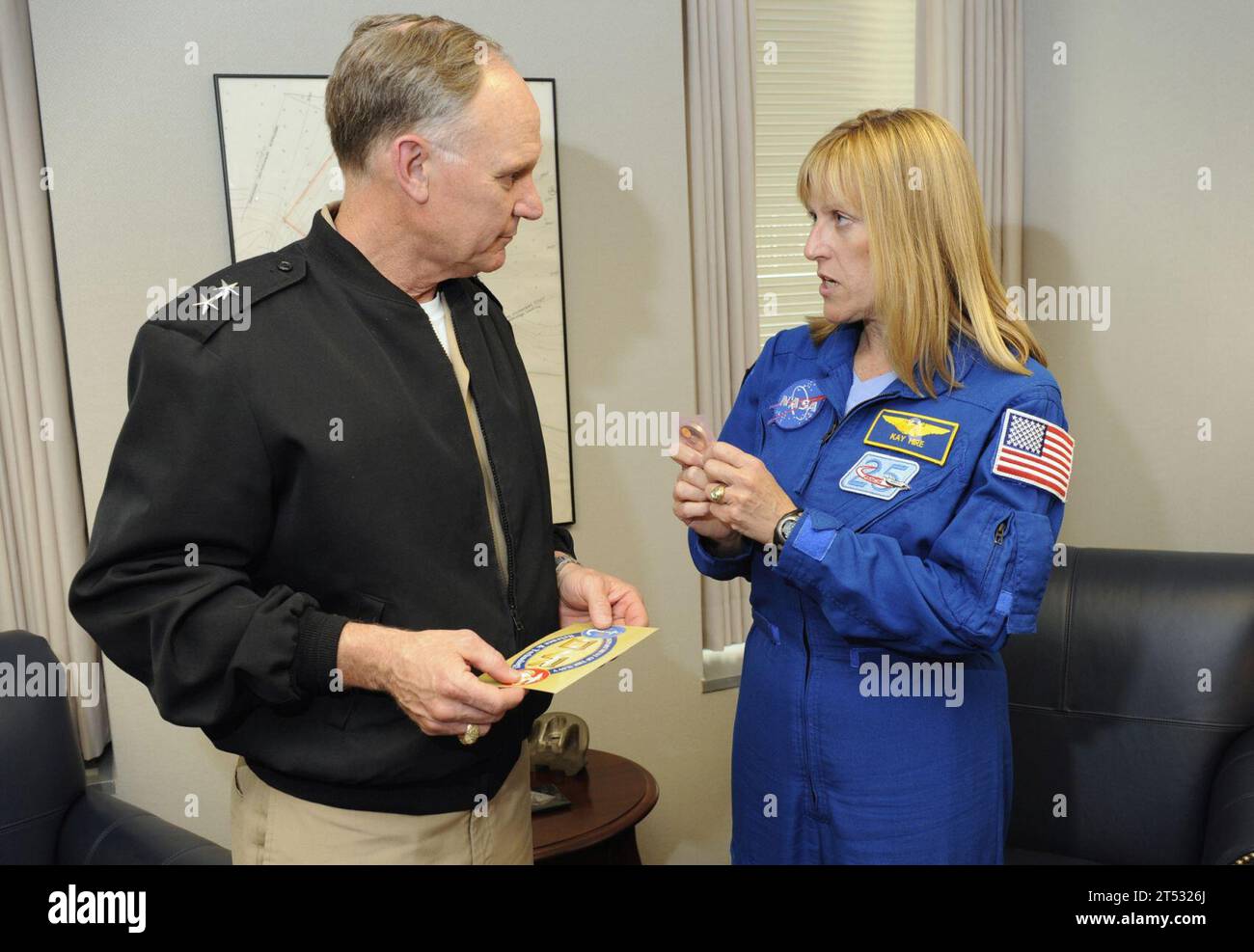Astronauta, Capitano Kathryn Hire, donna, ufficio di ricerca navale, onr, Rear Adm. Nevin Carr, Reservist, Science and Technology, STS-130 Foto Stock