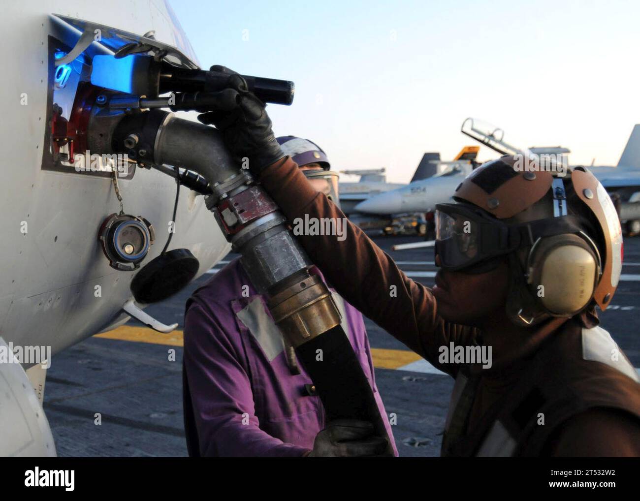 1010176632S-133 ATLANTIC OCEAN (17 ottobre 2010) Airman Alejandro Henriquez, dell'Electronic Attack Squadron (VAQ) 141, controlla l'indicatore del flusso di carburante su un EA-18G Growler a bordo della portaerei USS George H.W. Bush (CVN 77). George H.W. Bush sta conducendo un Training Availability and Final Evaluation Problem di una nave su misura. Foto Stock