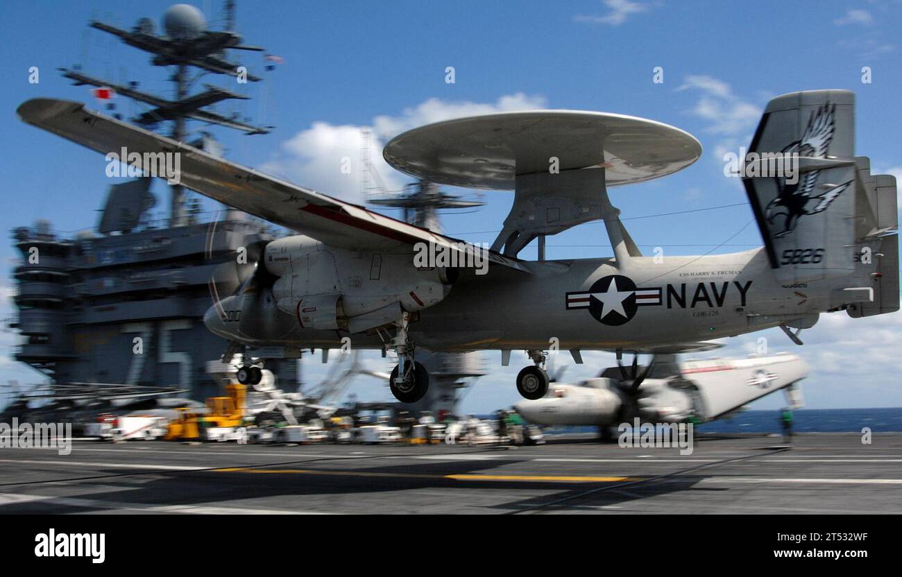 0709178923M-001 ATLANTIC OCEAN (17 settembre 2007) - un e-2C Hawkeye, attaccato ai 'Seahawks' del Carrier Airborne Early Warning Squadron (VAW) 126, si prepara a effettuare un recupero arrestato a bordo della portaerei USS Harry S. Truman (CVN 75) durante le operazioni di volo. Truman e' in corso nell'Oceano Atlantico, conducendo le qualifiche dei vettori. Marina degli Stati Uniti Foto Stock