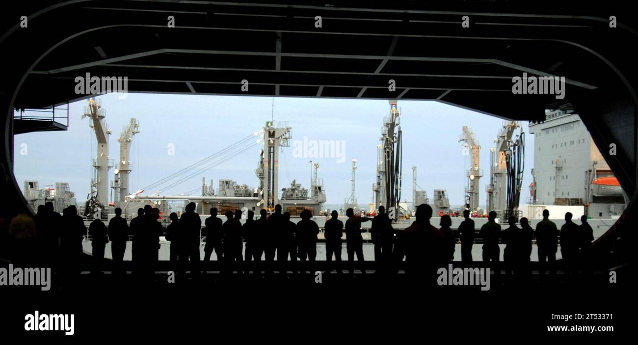 0701168923M-003 Oceano Atlantico (16 gennaio 2007) - i marinai guardano dalla baia hangar della portaerei classe Nimitz USS Harry S. Truman (CVN 75) mentre la nave di rifornimento del Military Sealift Command USNS Patuxent (T-AO 201) si affianca durante i preparativi mattutini per un rifornimento in corso (UNREP). Truman sta attualmente conducendo certificazioni di ponte di volo nell'Oceano Atlantico. Marina degli Stati Uniti Foto Stock