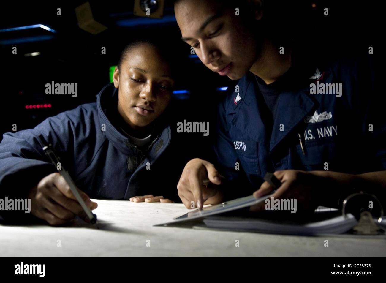 Oceano atlantico, donne Afro-americane Sailors, tracciare un percorso sulle mappe, foto della marina statunitense, USS Nassau (LHA 4) Foto Stock