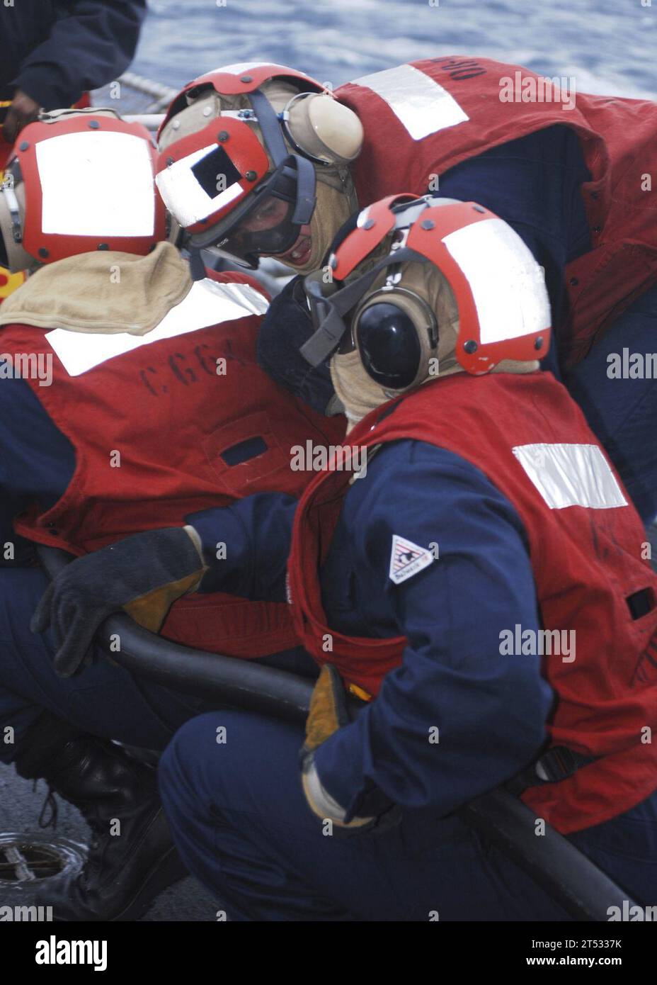 1101262686K-027 OCEANO ATLANTICO (26 gennaio 2011) i marinai simulano di combattere un incendio durante un esercizio di addestramento per il controllo dei danni sul ponte di volo a bordo dell'incrociatore missilistico guidato USS Gettysburg (CG 64). Gettysburg sta conducendo un'esercitazione composita dell'unità di addestramento come parte del George H.W. Bush Carrier Strike Group per prepararsi ad un imminente dispiegamento. Foto Stock