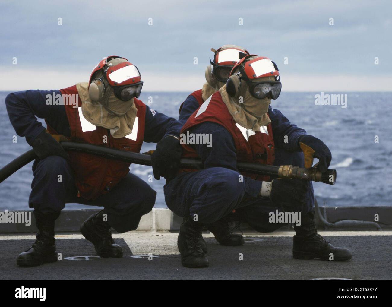 1101262686K-035 OCEANO ATLANTICO (26 gennaio 2011) i marinai simulano di combattere un incendio durante un esercizio di addestramento per il controllo dei danni sul ponte di volo a bordo dell'incrociatore missilistico guidato USS Gettysburg (CG 64). Gettysburg sta conducendo un'esercitazione composita dell'unità di addestramento come parte del George H.W. Bush Carrier Strike Group per prepararsi ad un imminente dispiegamento. Foto Stock