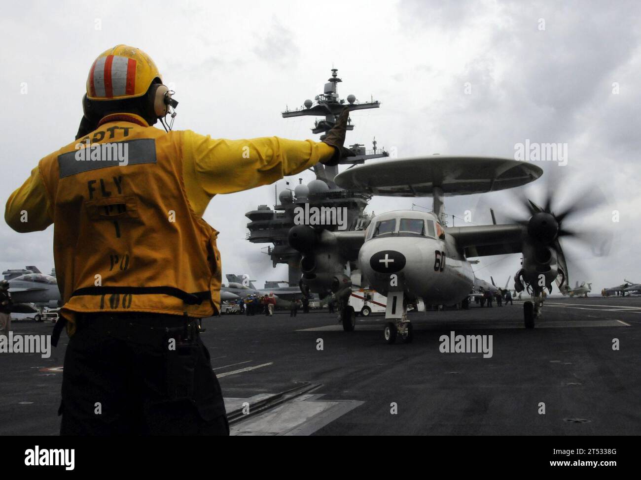 1010255446H-379 ATLANTIC OCEAN (25 ottobre 2010) un dipartimento aereo Sailor dirige un e-2C Hawkeye assegnato al Carrier Airborne Early Warning Squadron (VAW) 124 a bordo della portaerei USS George H.W. Bush (CVN 77). George H.W. Bush sta conducendo un addestramento nell'Oceano Atlantico. (Marina degli Stati Uniti Foto Stock