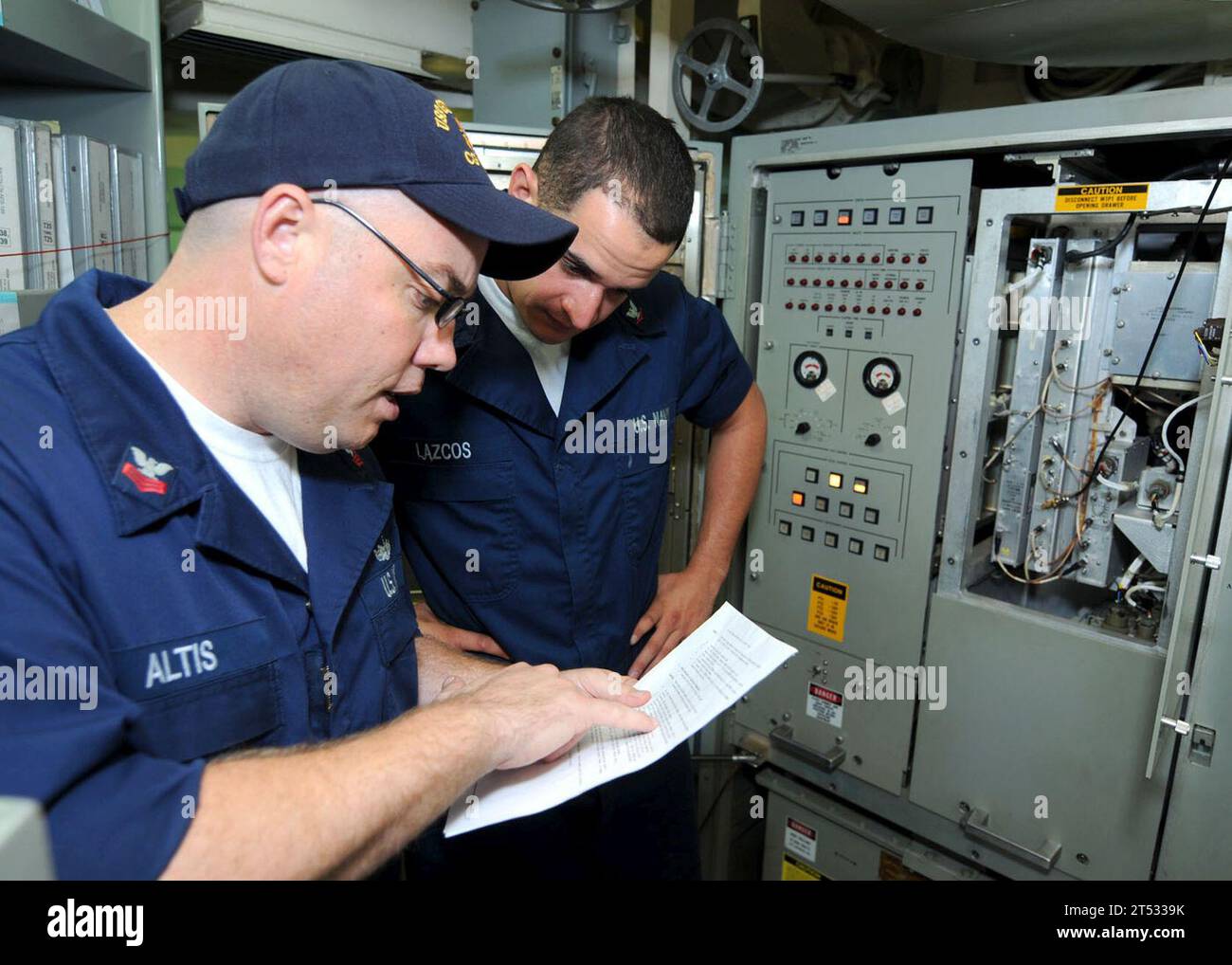 atlantic Ocean, George H.W. Bush Carrier Strike Group, SM-2 missile standard, U.S. Navy Photo, USS Gettysburg (CG 64) Foto Stock
