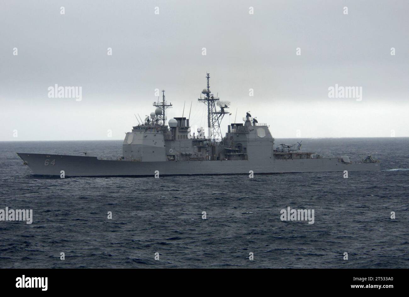 110515XQ375-176 OCEANO ATLANTICO (15 maggio 2011) il cacciatorpediniere guidato-missile USS Gettysburg (CG 64) transita nell'Oceano Atlantico. Gettysburg è schierato come parte del George H.W. Bush Carrier Strike Group a sostegno delle operazioni di sicurezza marittima e degli sforzi di cooperazione per la sicurezza del teatro nelle aree di responsabilità della 5th e 6th Fleet. Foto Stock