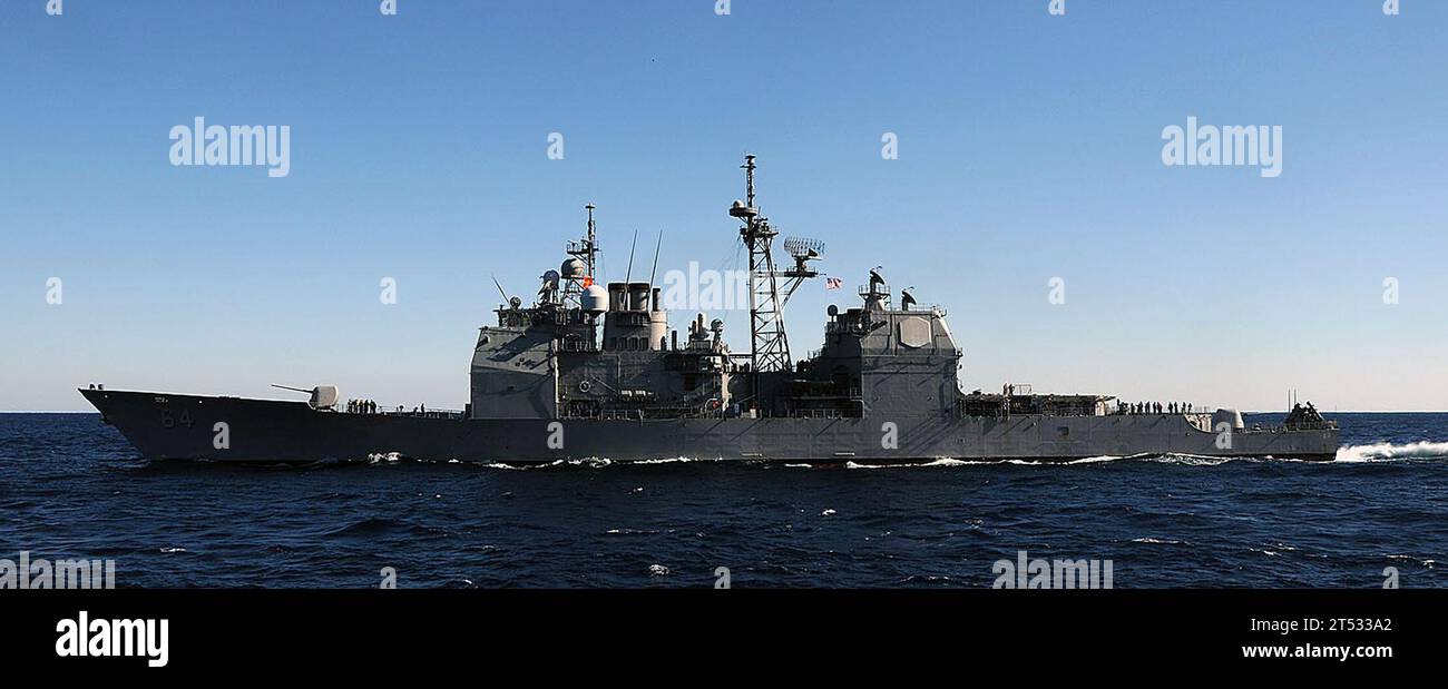 1010223885H-138 OCEANO ATLANTICO (22 ottobre) l'incrociatore missilistico guidato USS Gettysburg (CG 64) transita nell'Oceano Atlantico. Gettysburg fa parte del George H.W. Bush Carrier Strike Group e sta conducendo operazioni di addestramento nell'Oceano Atlantico. Foto Stock