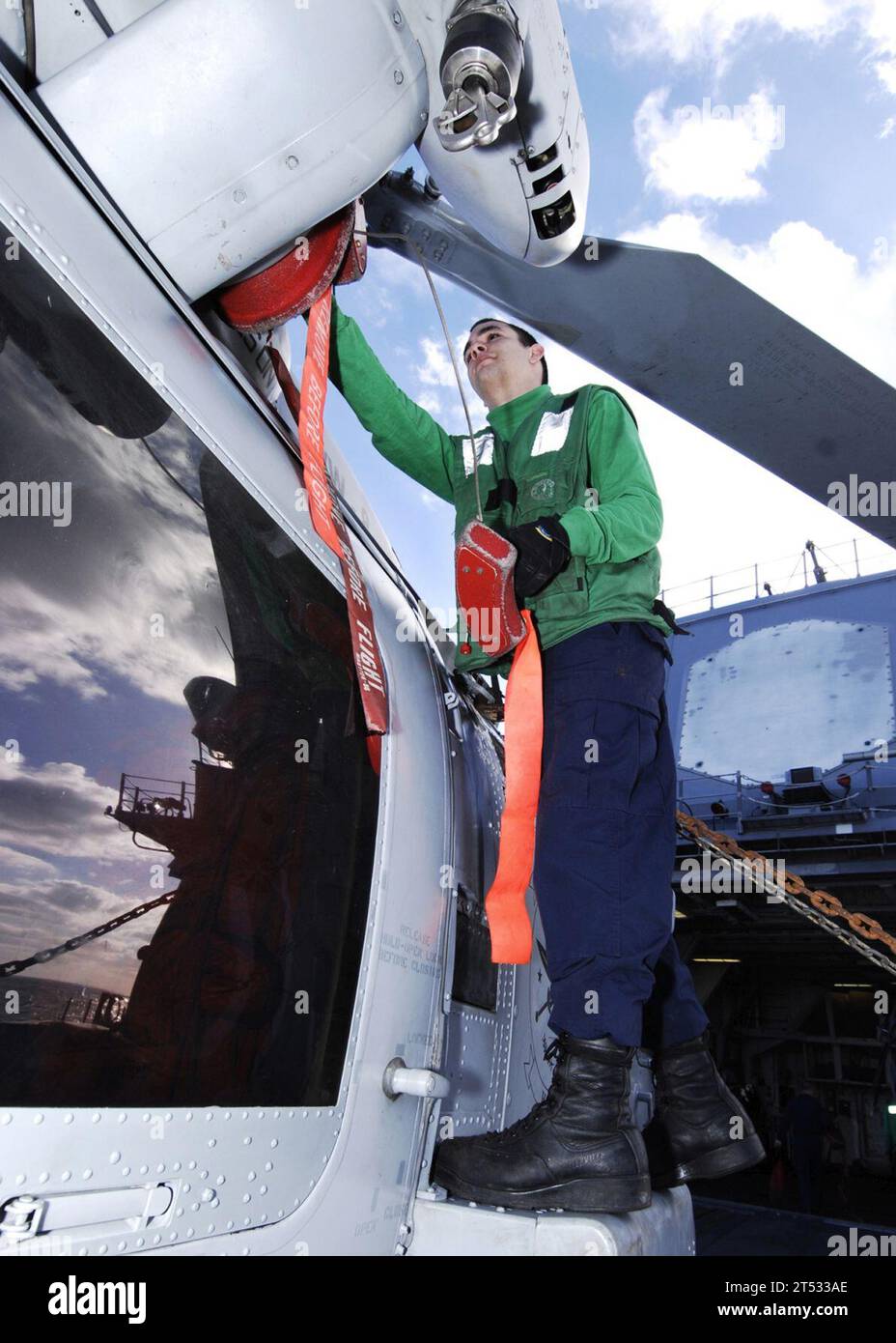 Oceano atlantico, camicia verde, elicottero MH-60R Sea Hawk, Sailor, foto marina statunitense, USS Gettysburg (CG 64) Foto Stock
