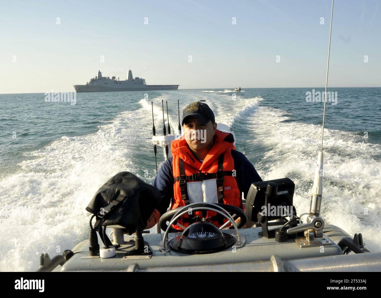 atlantic Ocean, N.C., onslow Bay, gommone a scafo rigido, foto della marina statunitense, USS New York (LPD 21) Foto Stock