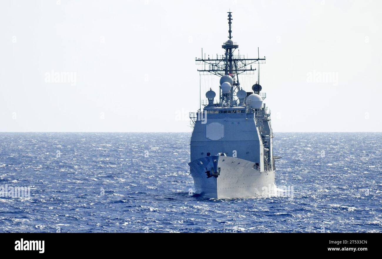 1010258913A-070 OCEANO ATLANTICO (25 ottobre 2010) l'incrociatore missilistico guidato USS Gettysburg (CG 64) transita nell'Oceano Atlantico. Gettysburg fa parte del George H.W. Bush Carrier Strike Group e sta conducendo operazioni di addestramento nell'Oceano Atlantico. Foto Stock